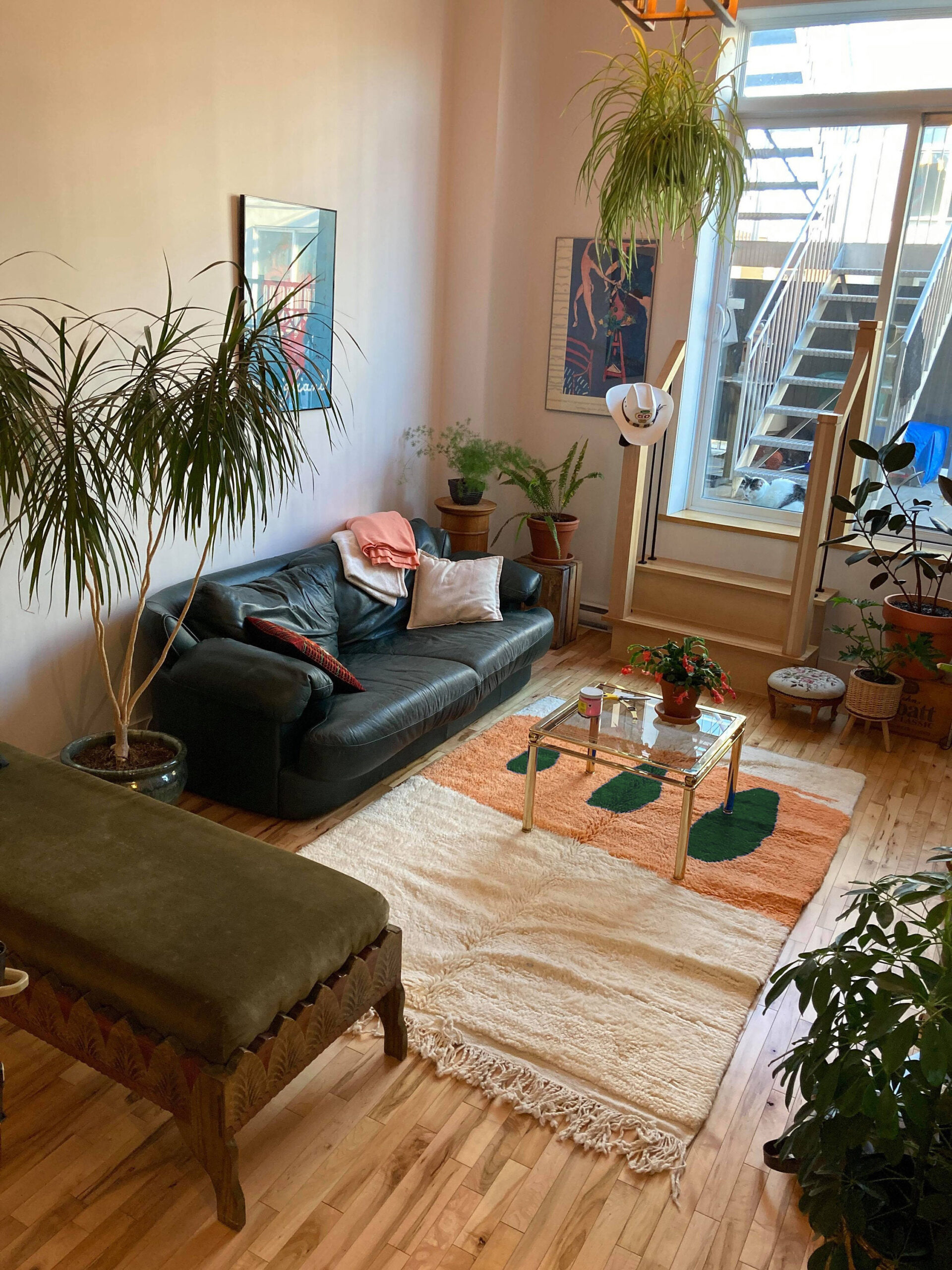 a living room with a couch, coffee table, and a plant. 001 – VIN00C_W-40_OR-24_GR-10