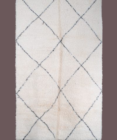 a white rug with a black and white pattern. BNO-065_W-40_BK_259-159 (1)