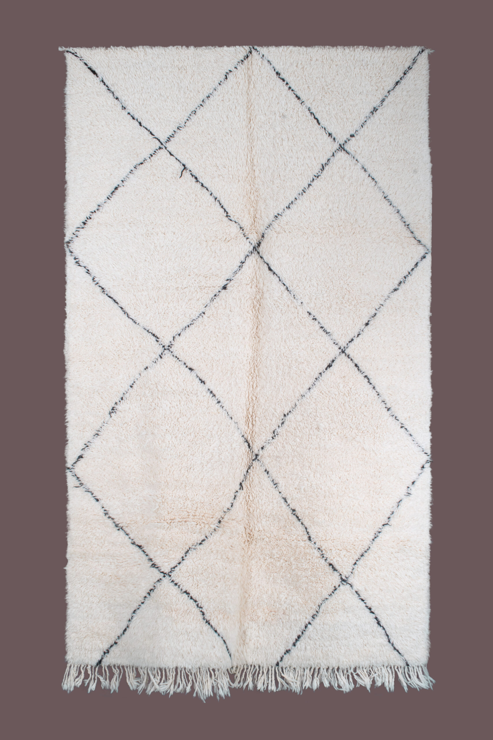 a white rug with a black and white pattern. BNO-065_W-40_BK_259-159 (1)