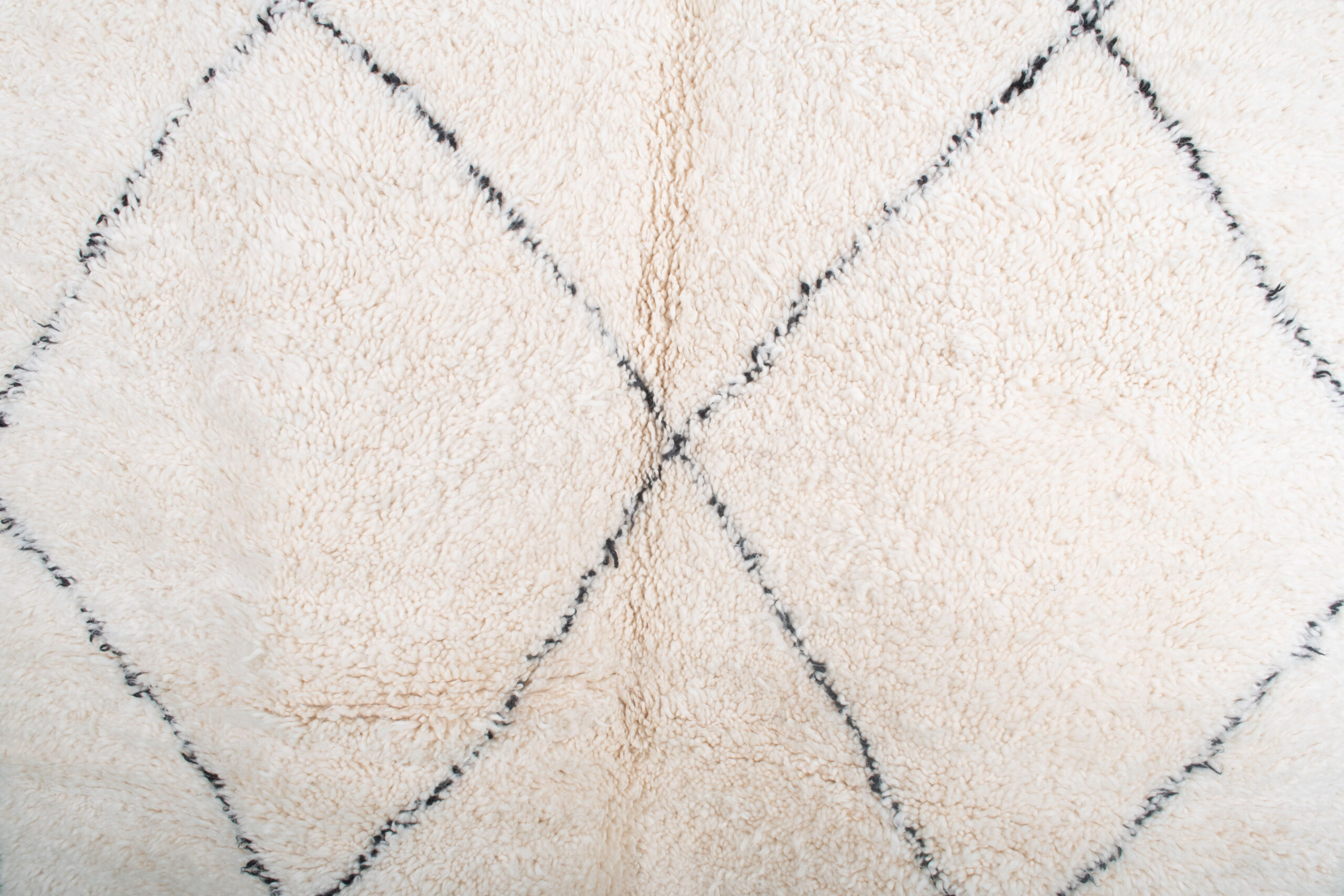 a white rug with a black diamond pattern. BNO-065_W-40_BK_259-159 (2)