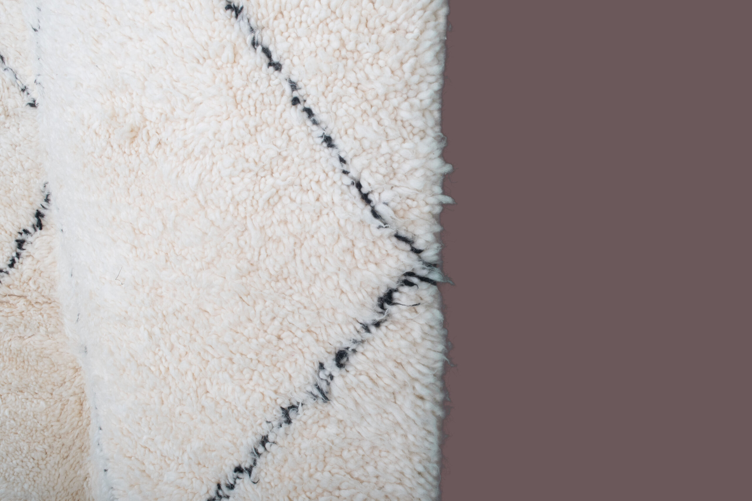 a white rug with a black and white design. BNO-065_W-40_BK_259-159 (3)