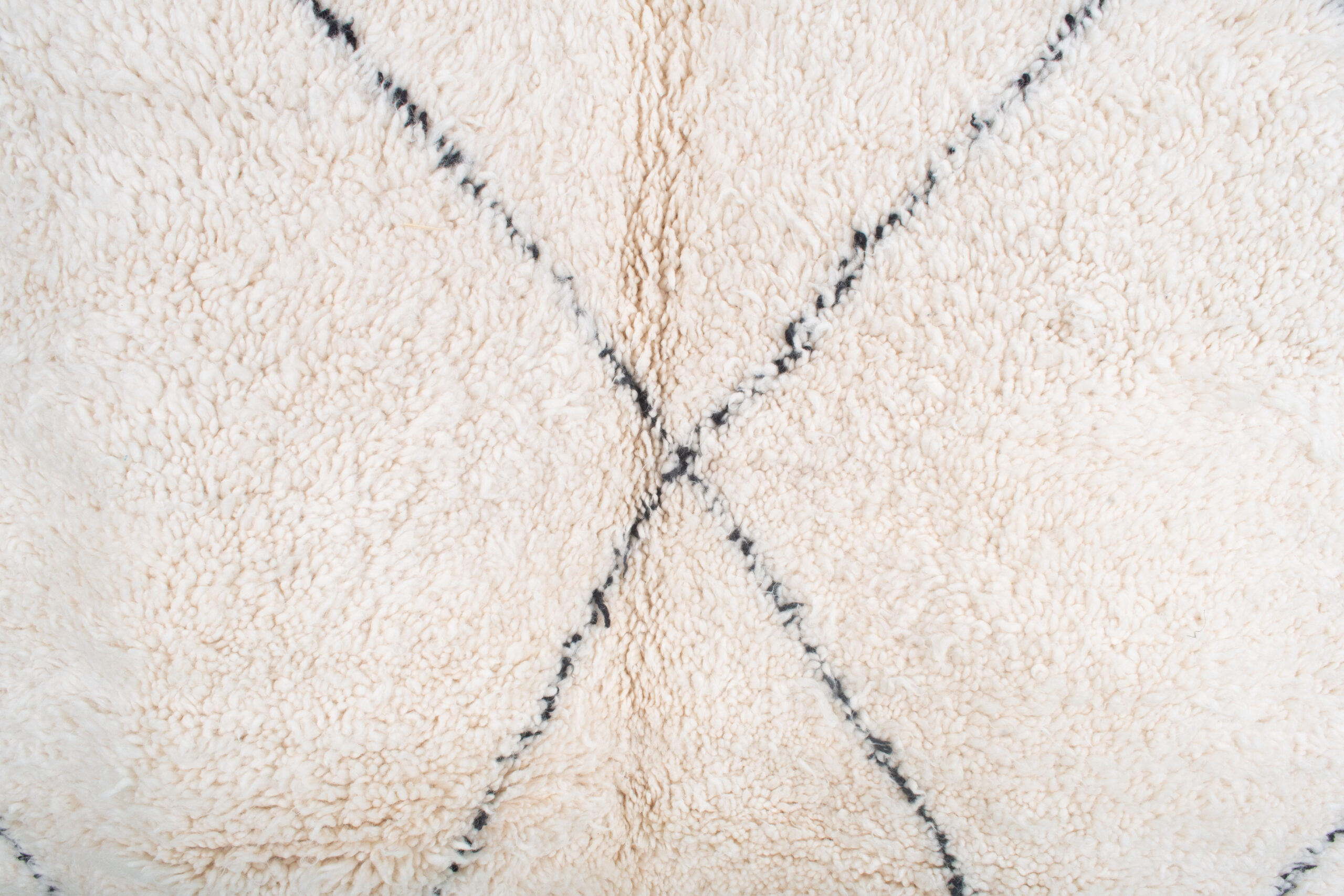 a white rug with a black and white pattern. BNO-065_W-40_BK_259-159 (5)