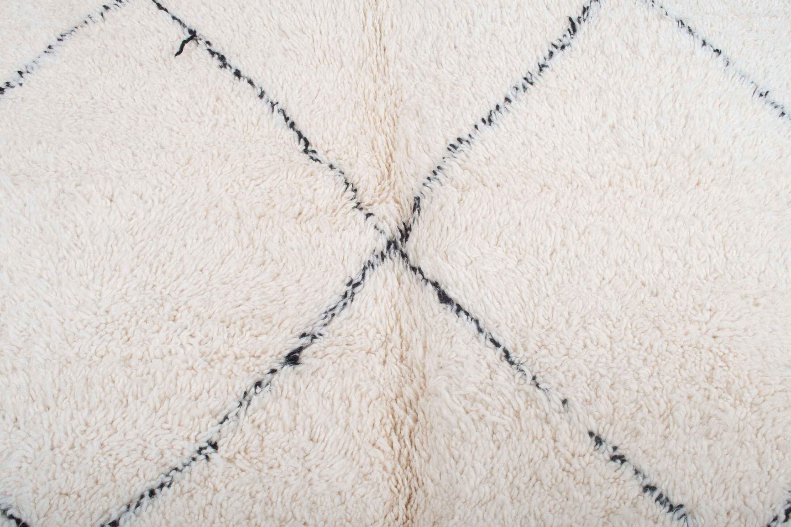 a white rug with black lines on it. BNO-065_W-40_BK_259-159 (6)