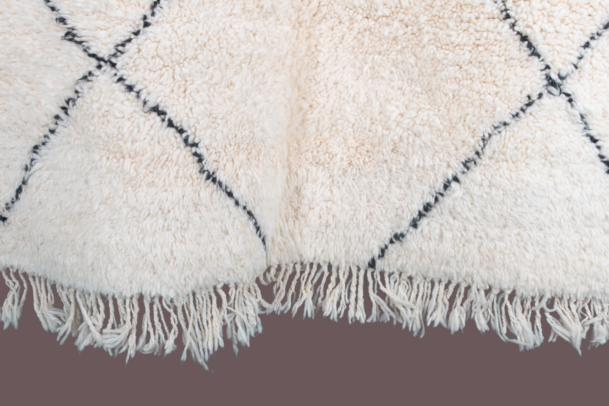 a white rug with black and white designs. BNO-065_W-40_BK_259-159 (8)