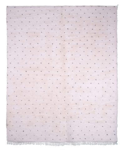 a white rug with black dots on it. VIN052-W-40_BK-39 (1)
