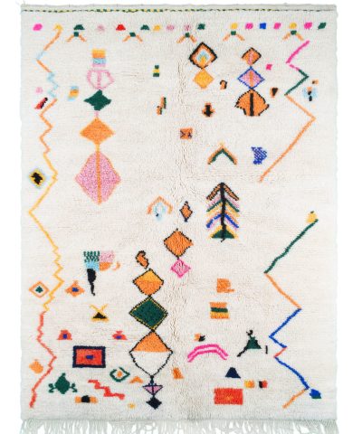 a white rug with colorful geometrics and fringes. VIN56_W-40_OR24_GR10_BL03_RD18_YL16_BK39 (1.1)