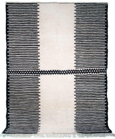 a black and white striped rug with fringe fringes. VINA034-W-40_BK-39 (1)