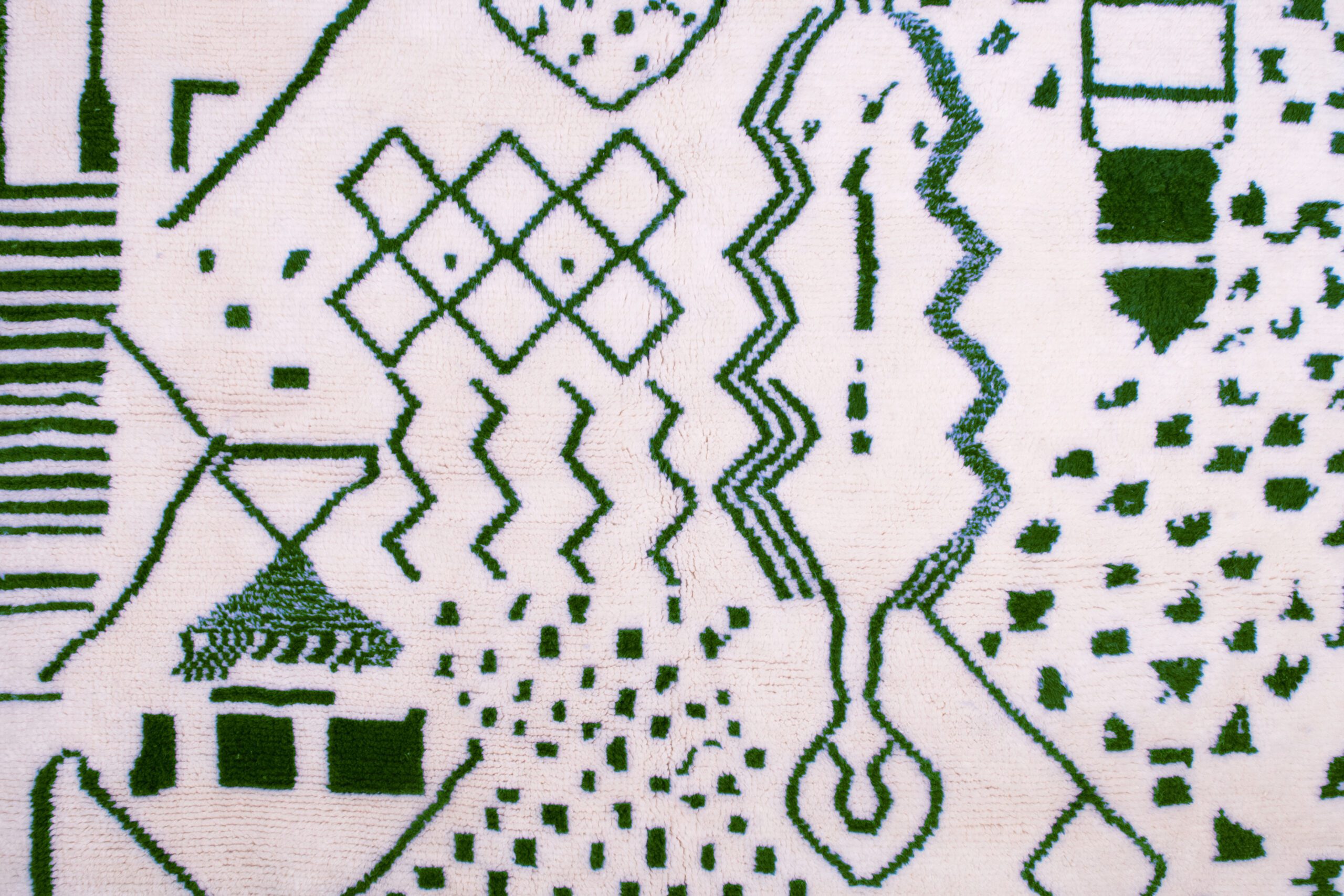 a green and white rug with a pattern. VINA073 W-40_GR-10 (2)