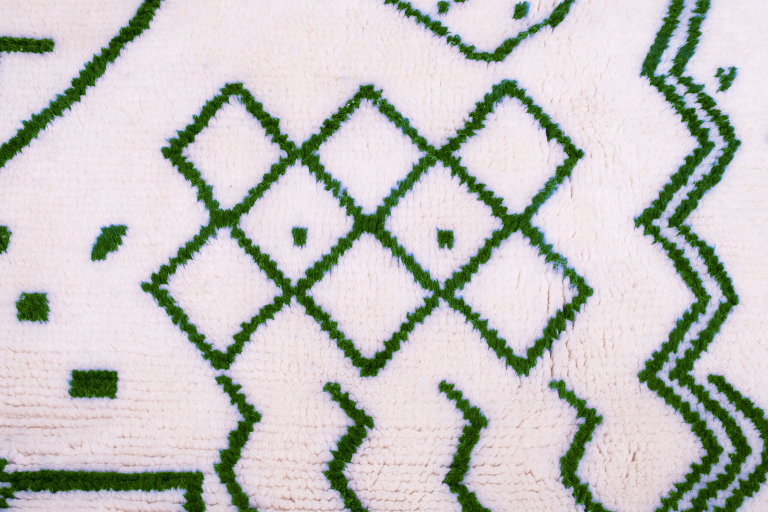 a white and green rug with a pattern. VINA073 W-40_GR-10 (5)