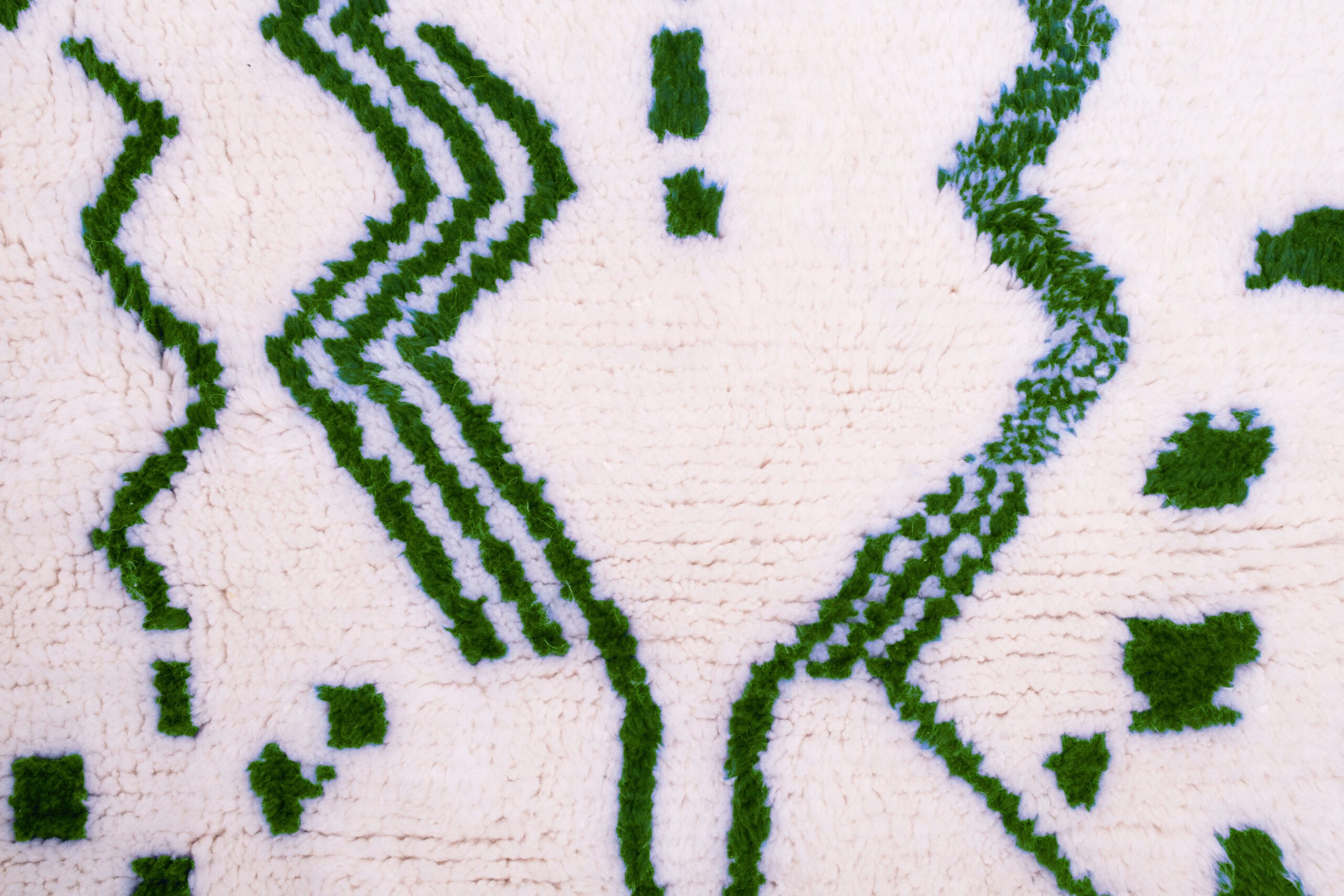 a white rug with green and black designs. VINA073 W-40_GR-10 (6)