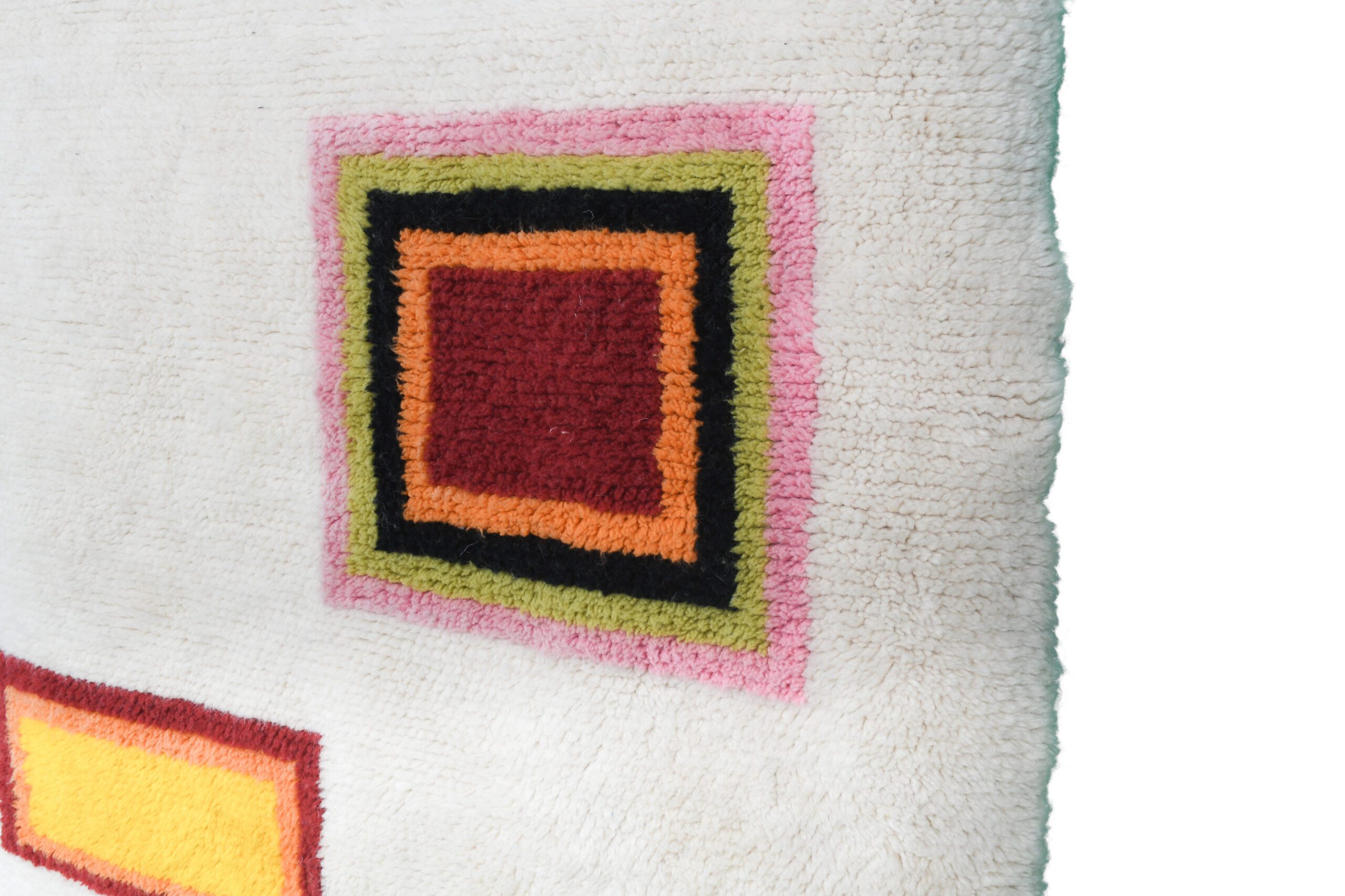 a white rug with a square and square design. VIN0117_W-40_BL-05_BL-09_PN-92_PN-35_BK-39_GR-14_YL-15_OR-24_RD-17 (4)