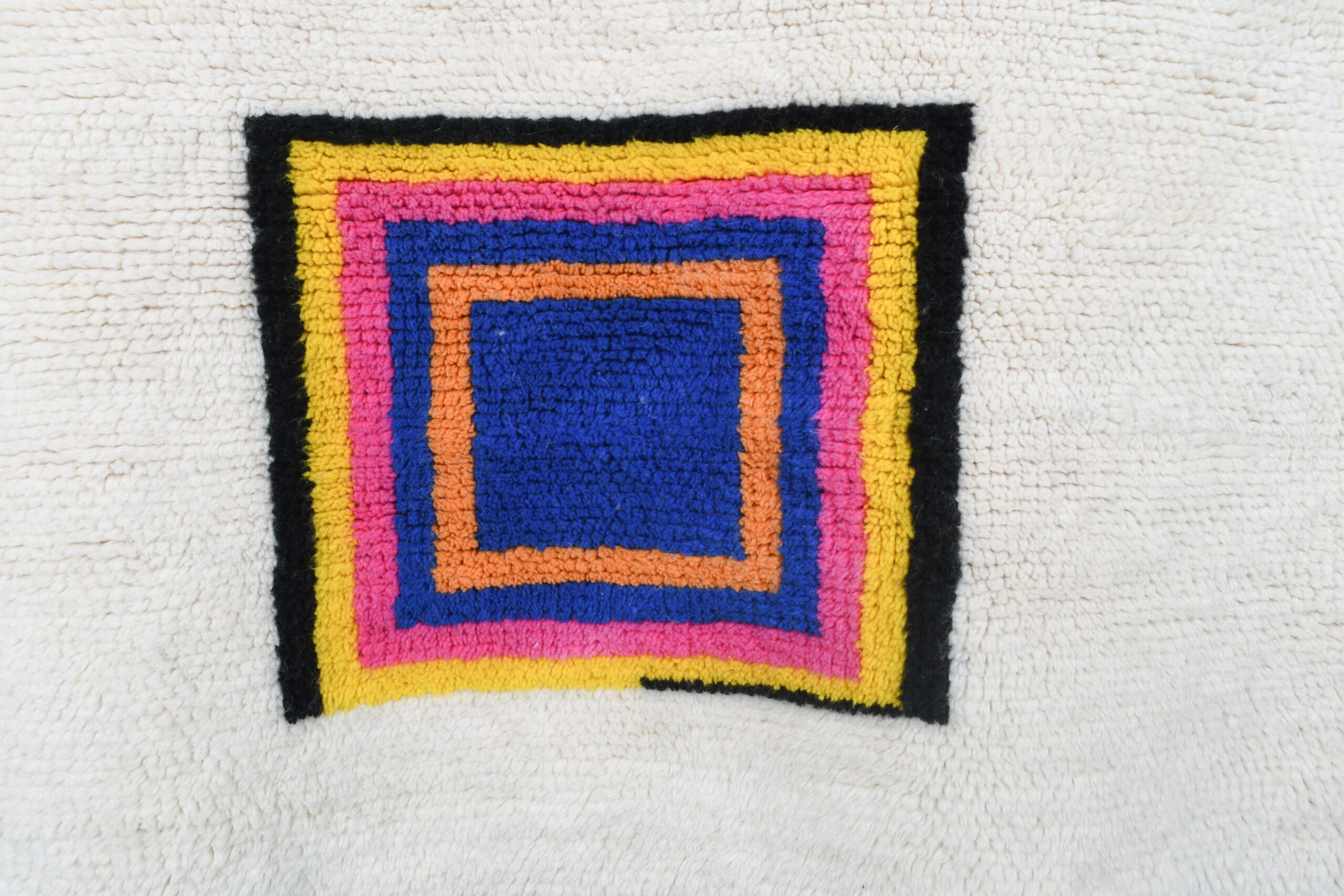 a white moroccan rug with a square design on it. VIN0117_W-40_BL-05_BL-09_PN-92_PN-35_BK-39_GR-14_YL-15_OR-24_RD-17 (6)