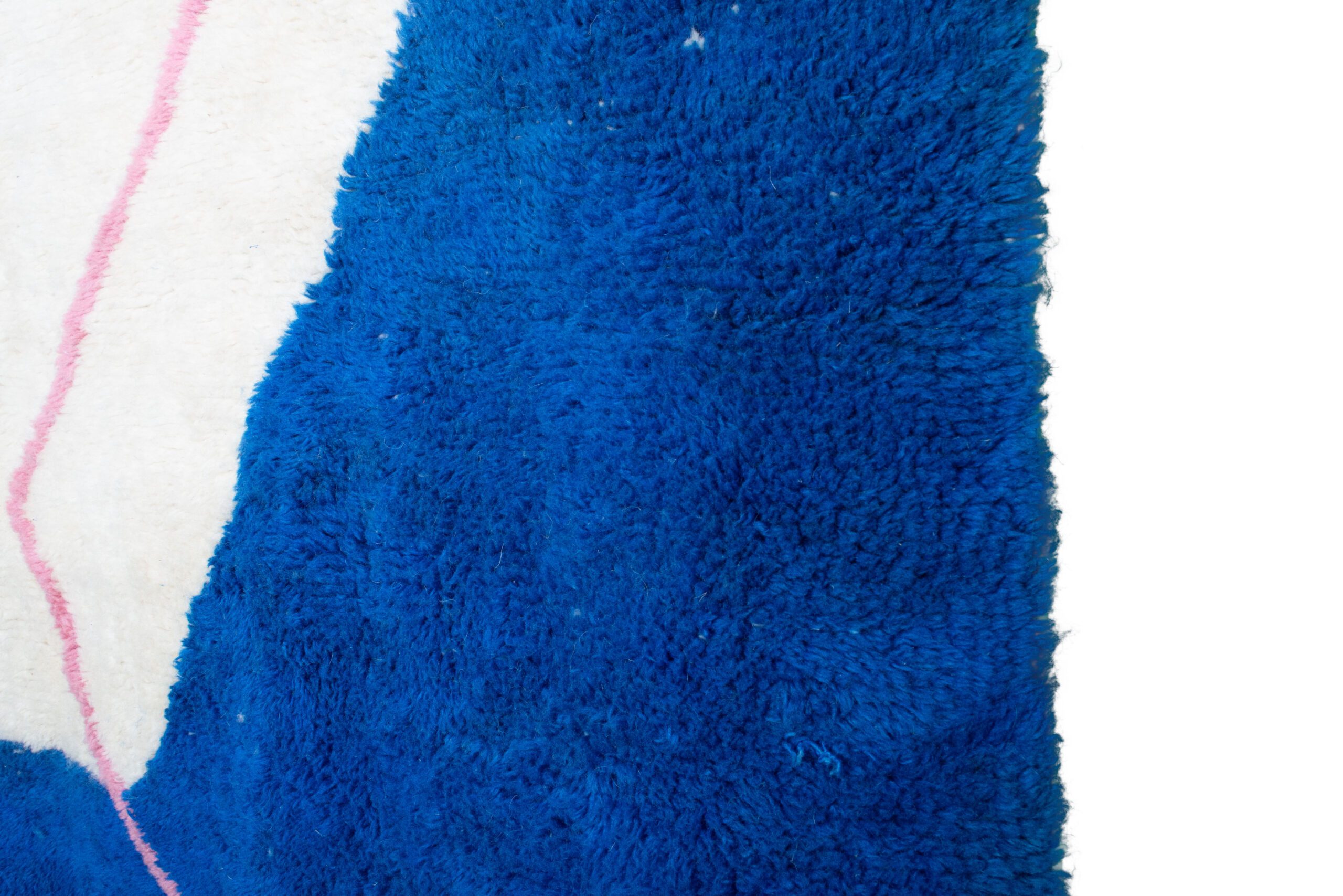 a blue rug with a pink stripe on it. VIN071_W-40_OR-26_BL-03_PN-92 (4)