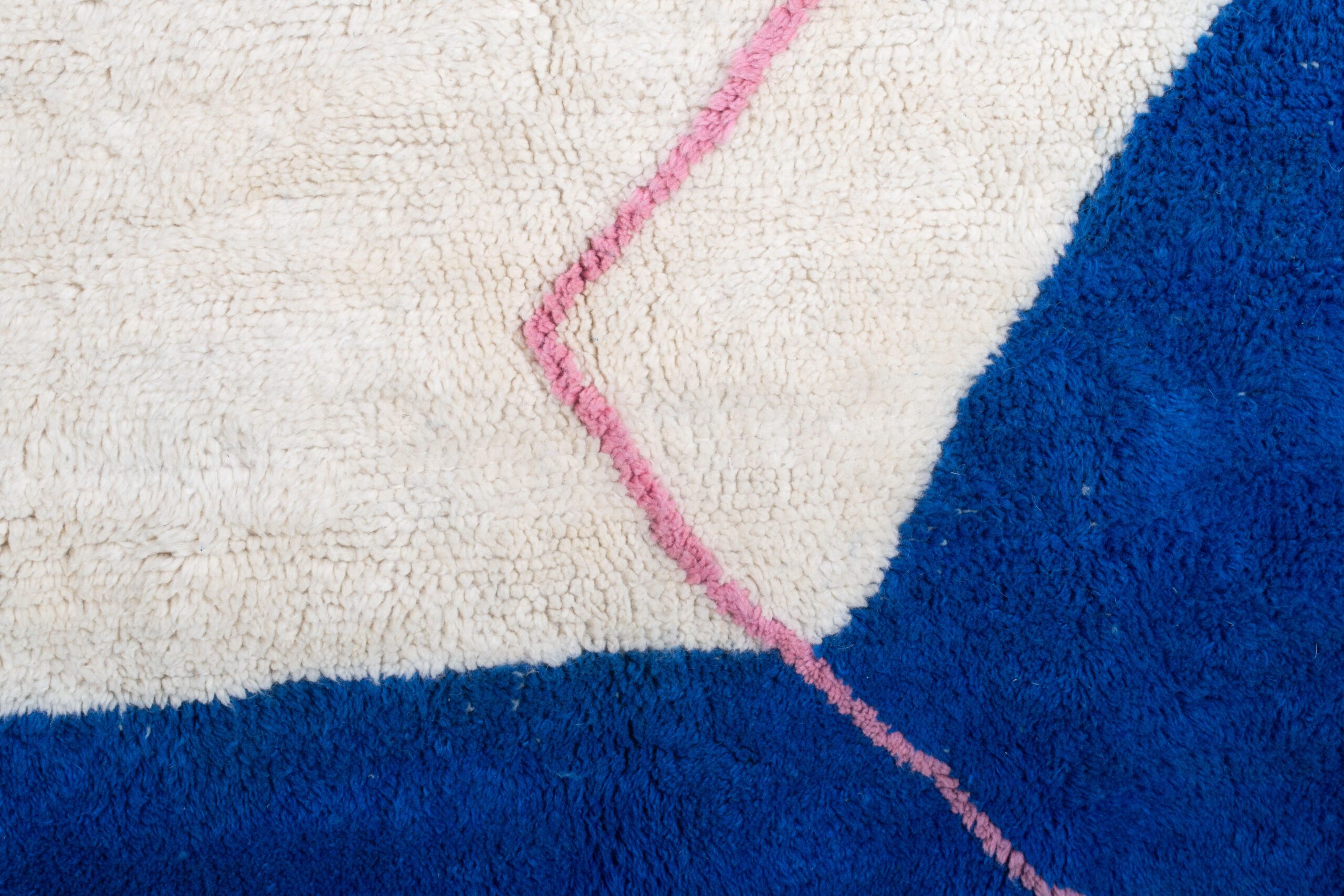 a blue and white rug with a pink line. VIN071_W-40_OR-26_BL-03_PN-92 (5)