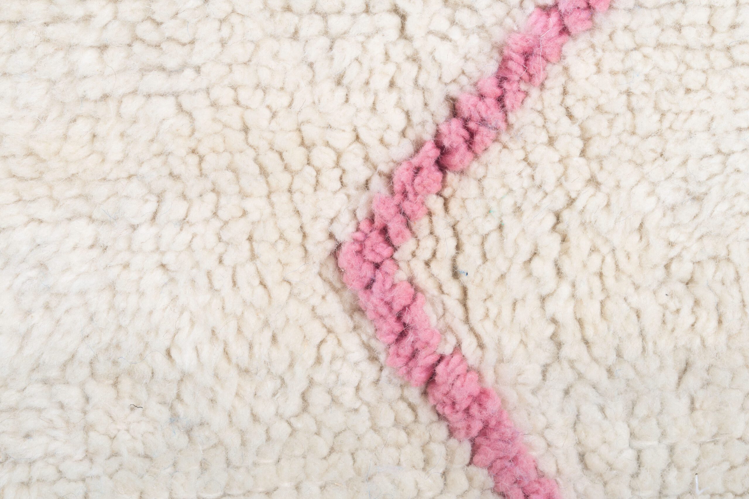 a pink strip of yarn is shown in the center of a white sheep. VIN071_W-40_OR-26_BL-03_PN-92 (8)