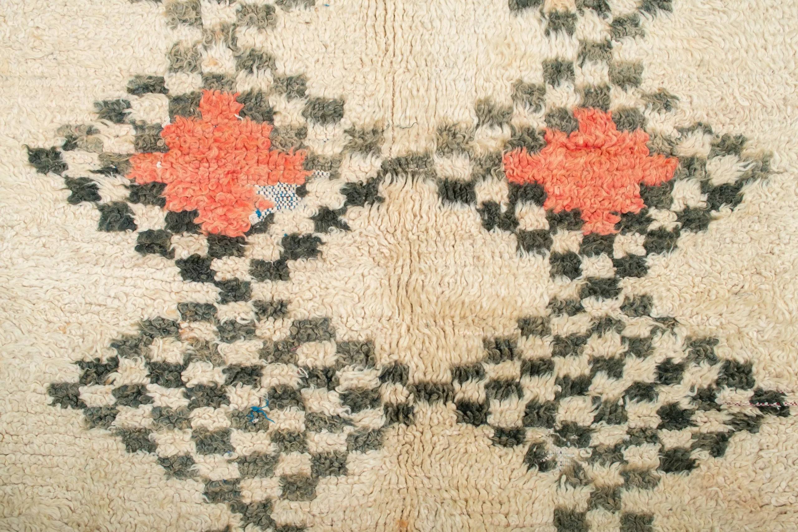 a rug with a flower design on it. AZL-007_W-40_275-164 (5)