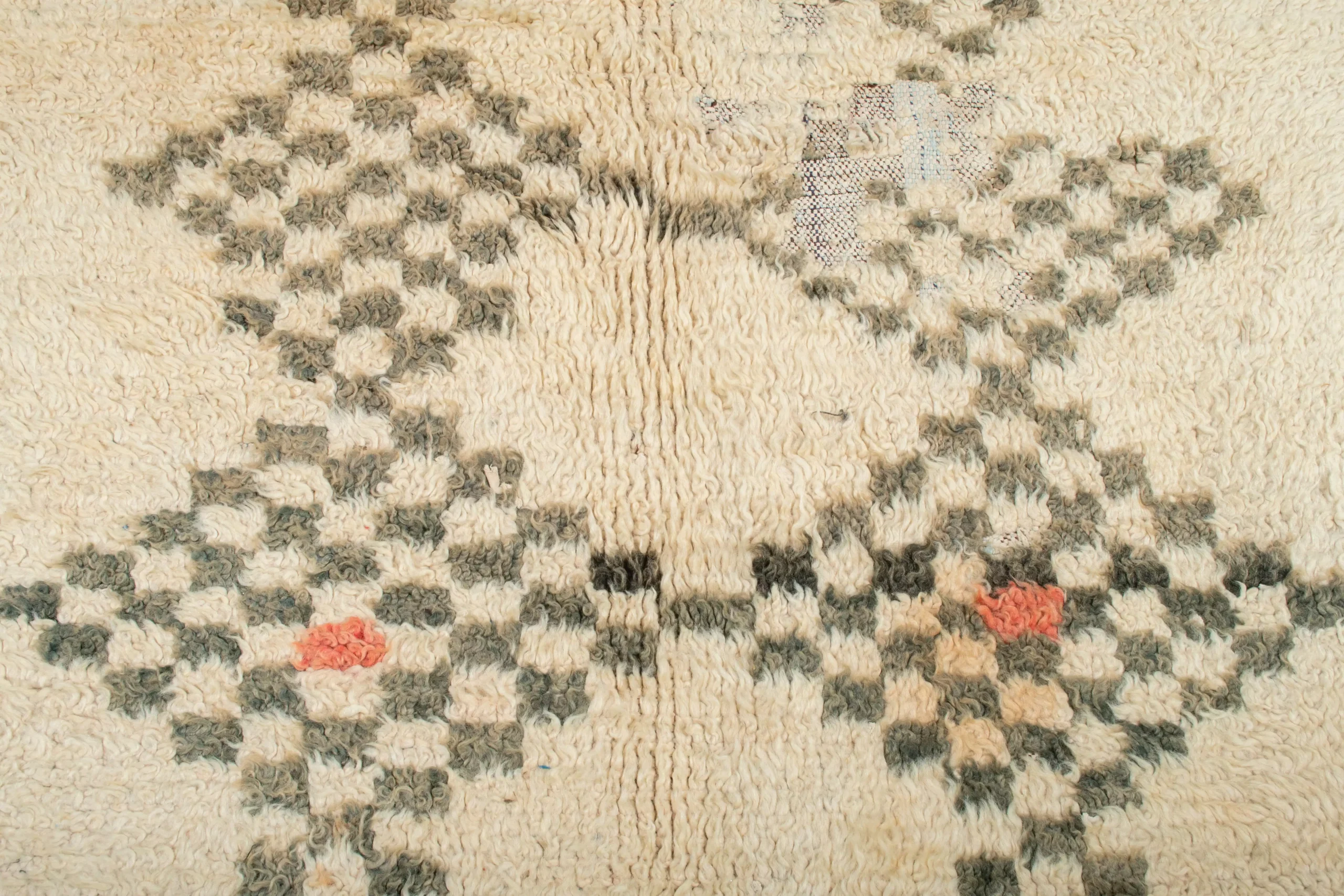 a rug with a pattern of flowers on it. AZL-007_W-40_275-164 (6)