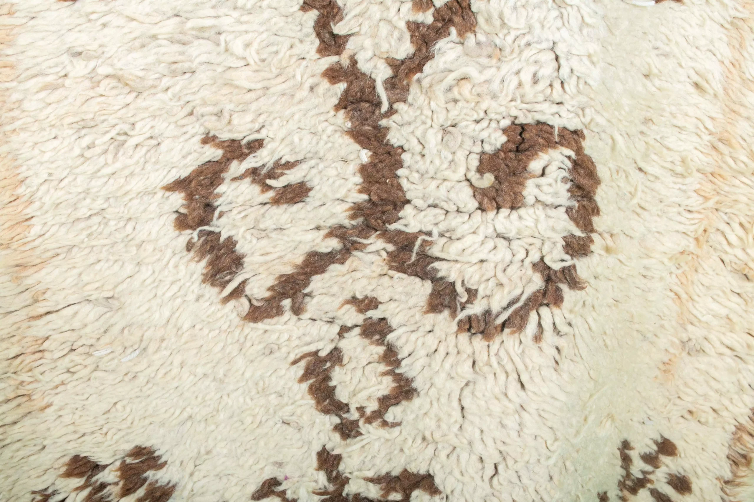 白い装飾が施されたヴィンテージ・ブーシュルイット・ラグ