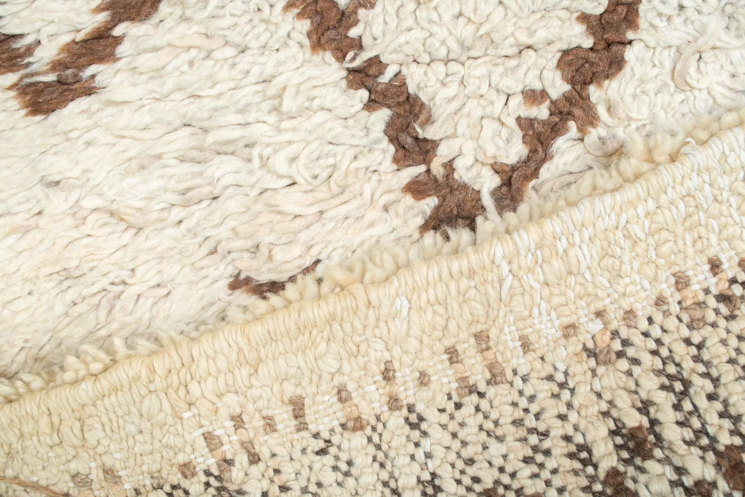 白い装飾が施されたヴィンテージ・ブーシュルイット・ラグ