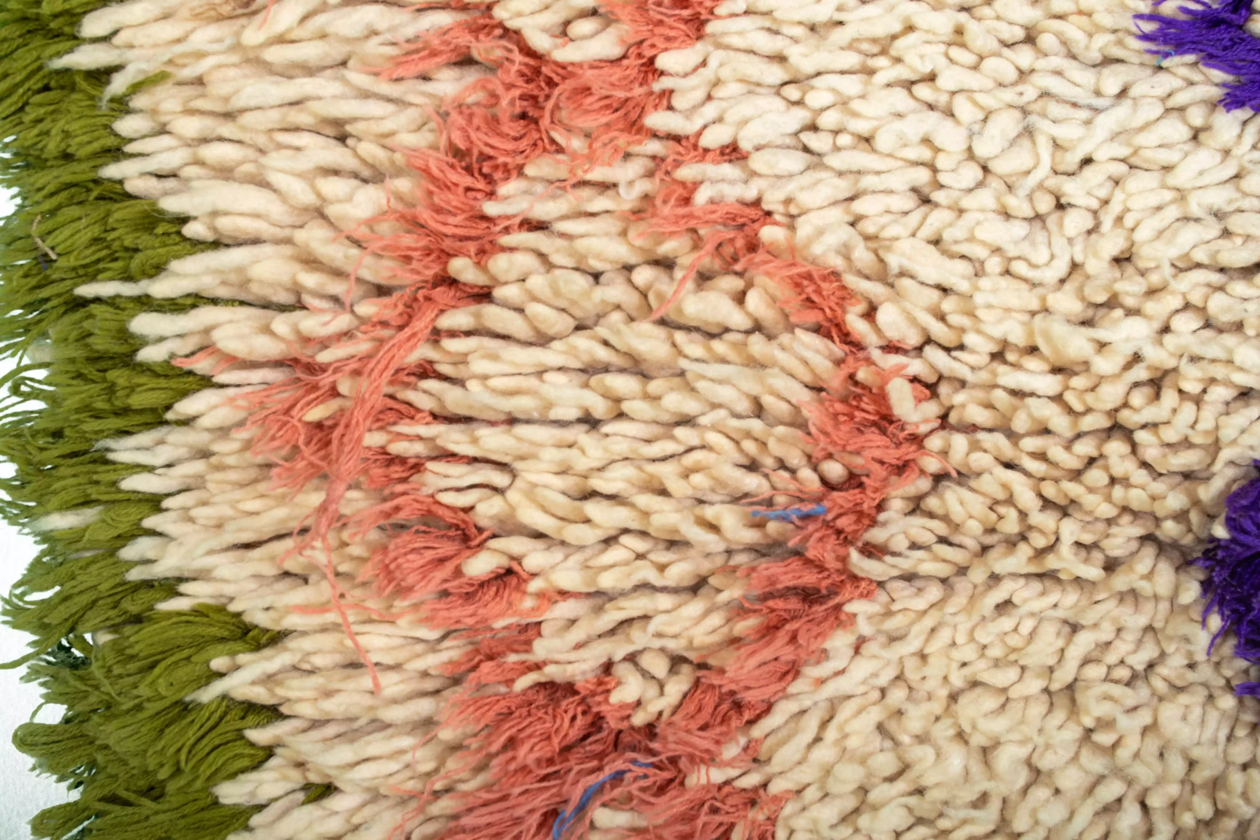 سجادة مخططة بالألوان