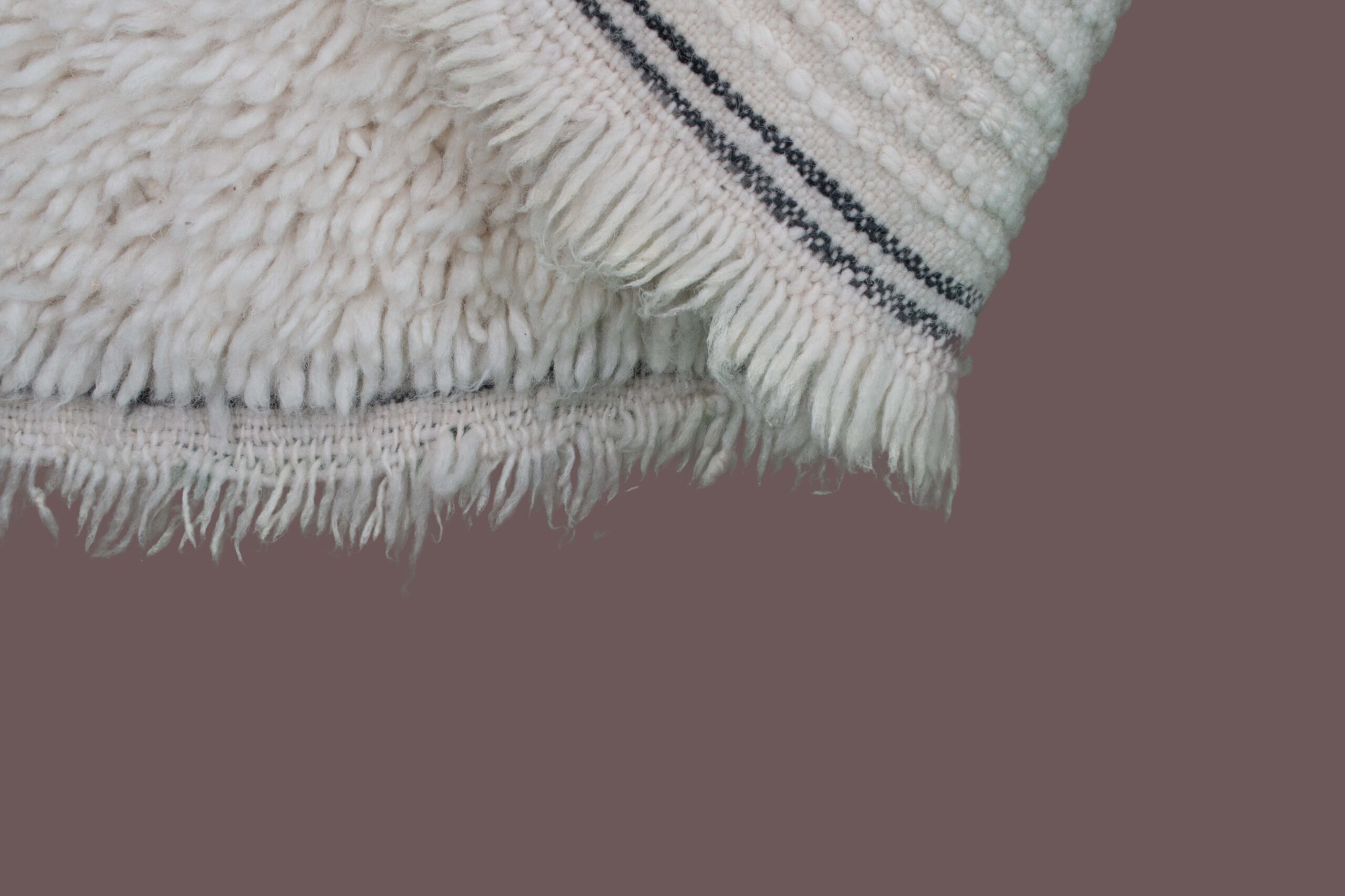 سجادة منسوجة يدوياً