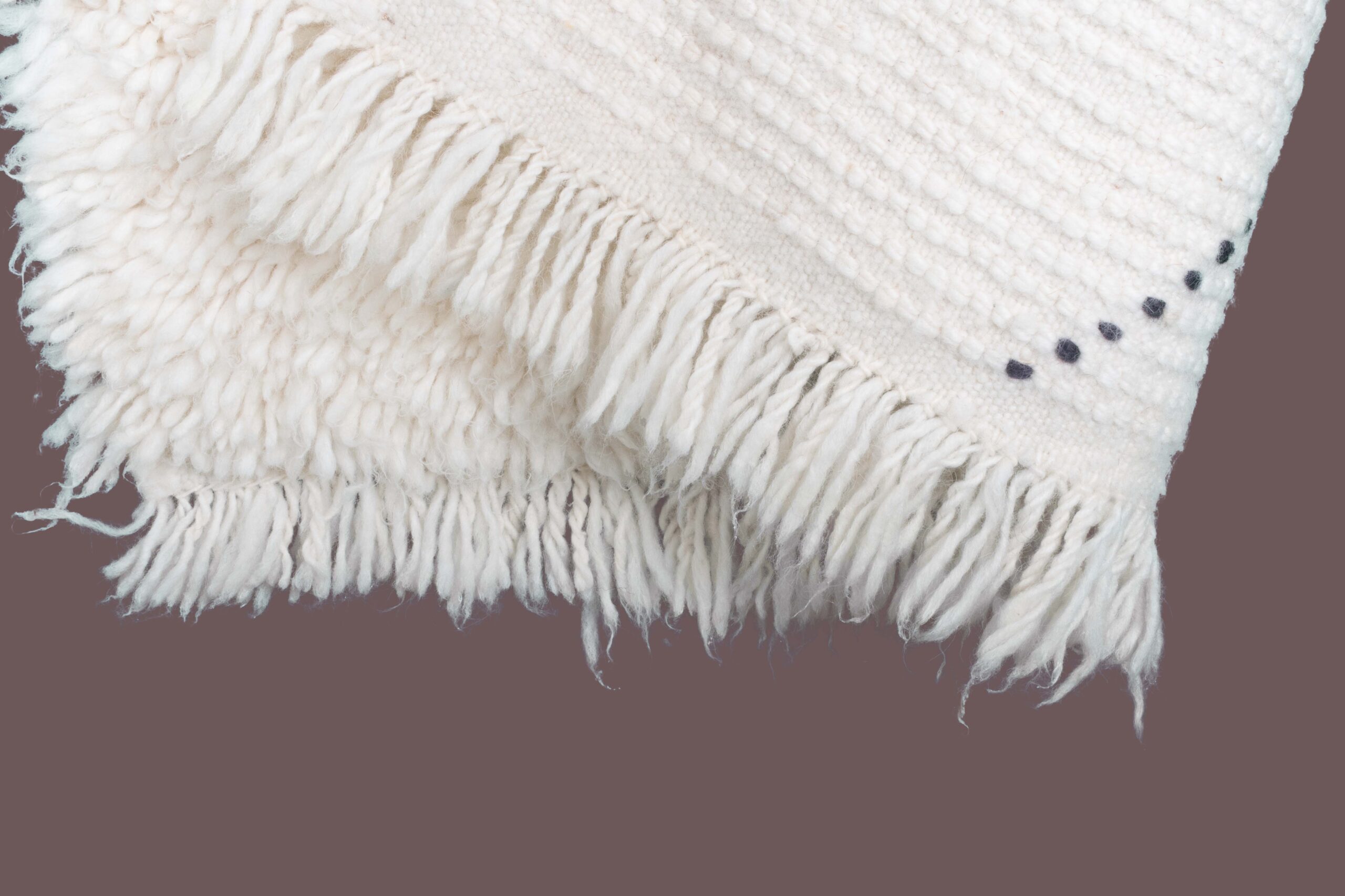 Белый ковер