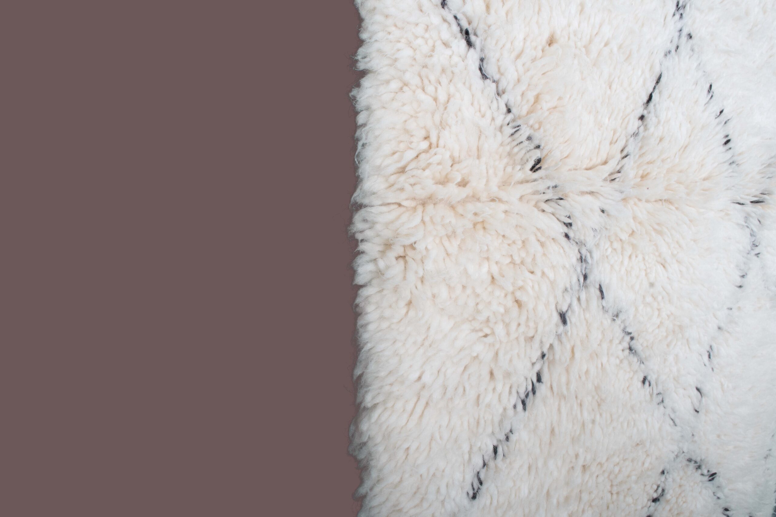 Белый ковер