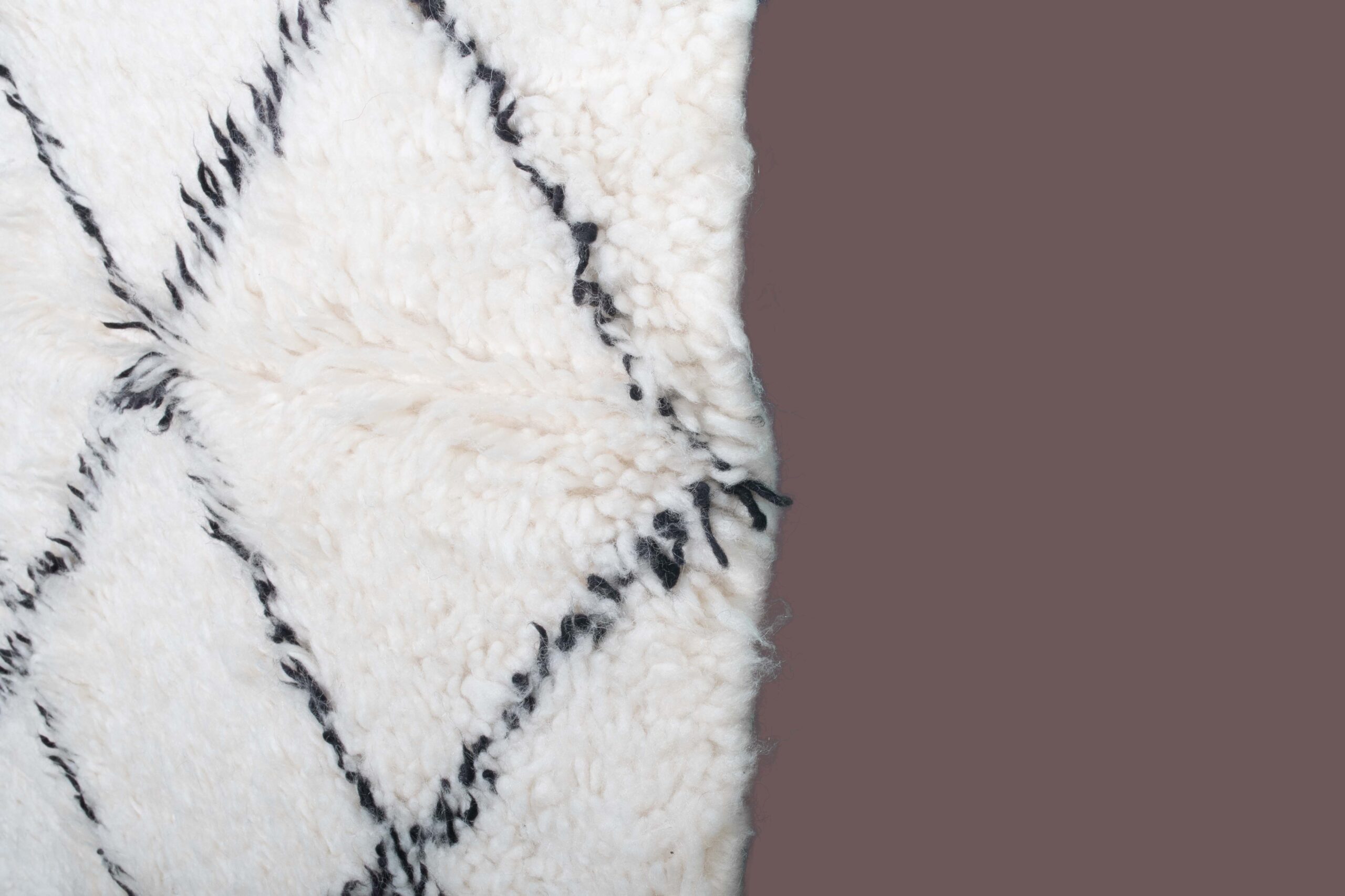 Белый ковер