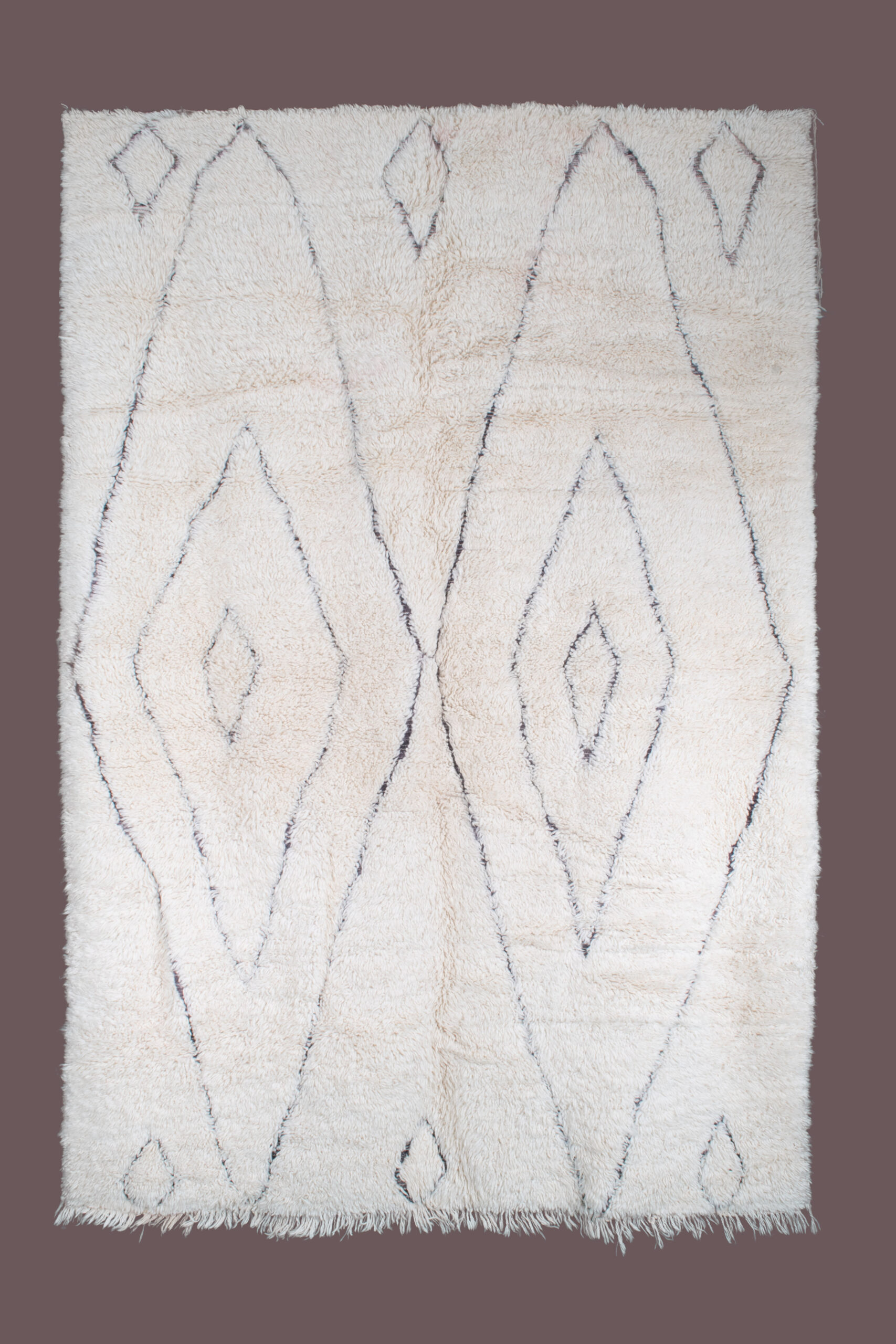 a white rug with a diamond pattern. BNO-090_W-40_BK_304-207 (1)