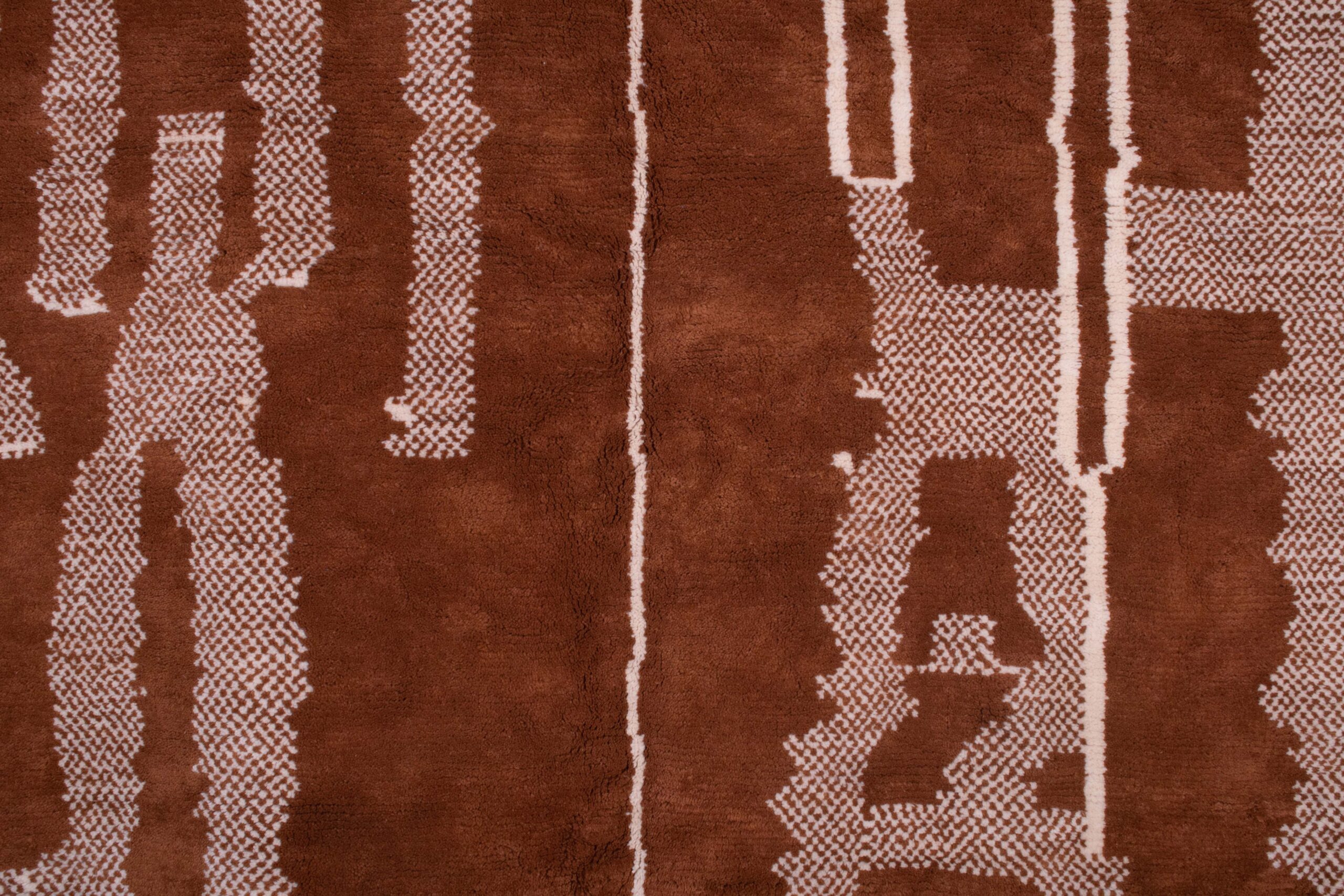 a brown rug with white and brown patterns. VIN0183_BR2-93_W-40 (2)
