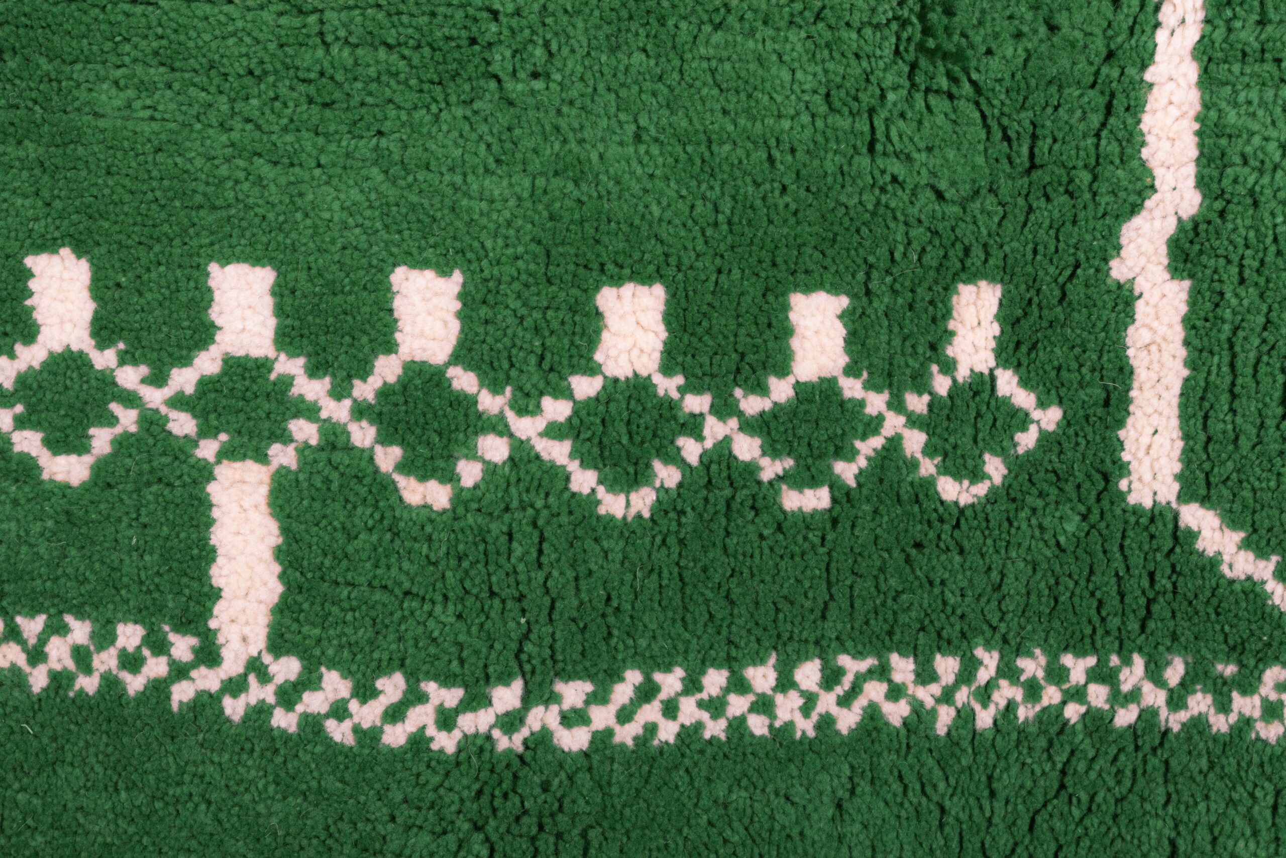 a green rug with white and pink designs. VIN0183_GR-10_W-40 (8)