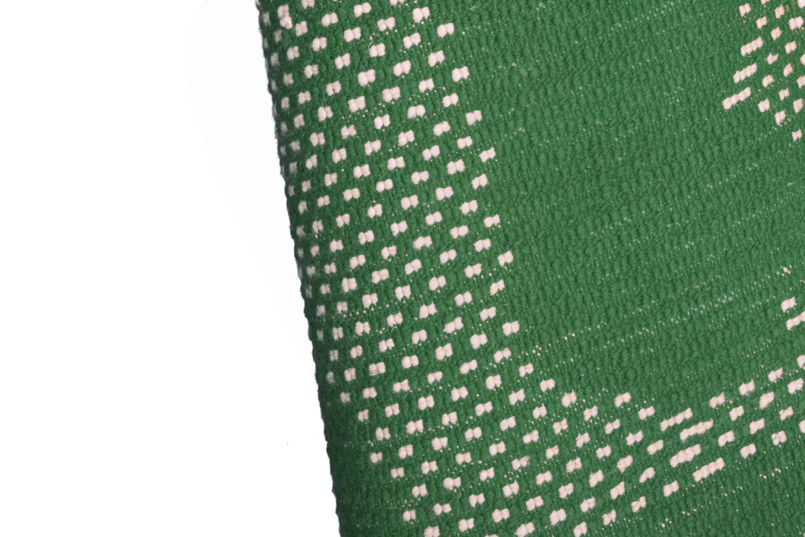 a green and white patterned tie. VIN0183_GR-10_W-40 (9)