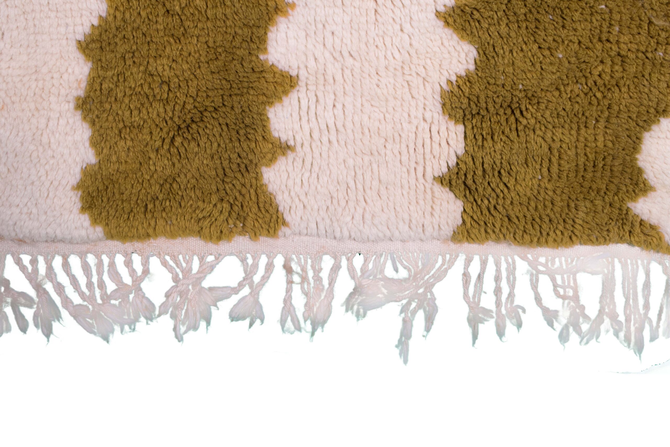 a cow rug with a white background. VIN21_BR-31_W-40 (8)