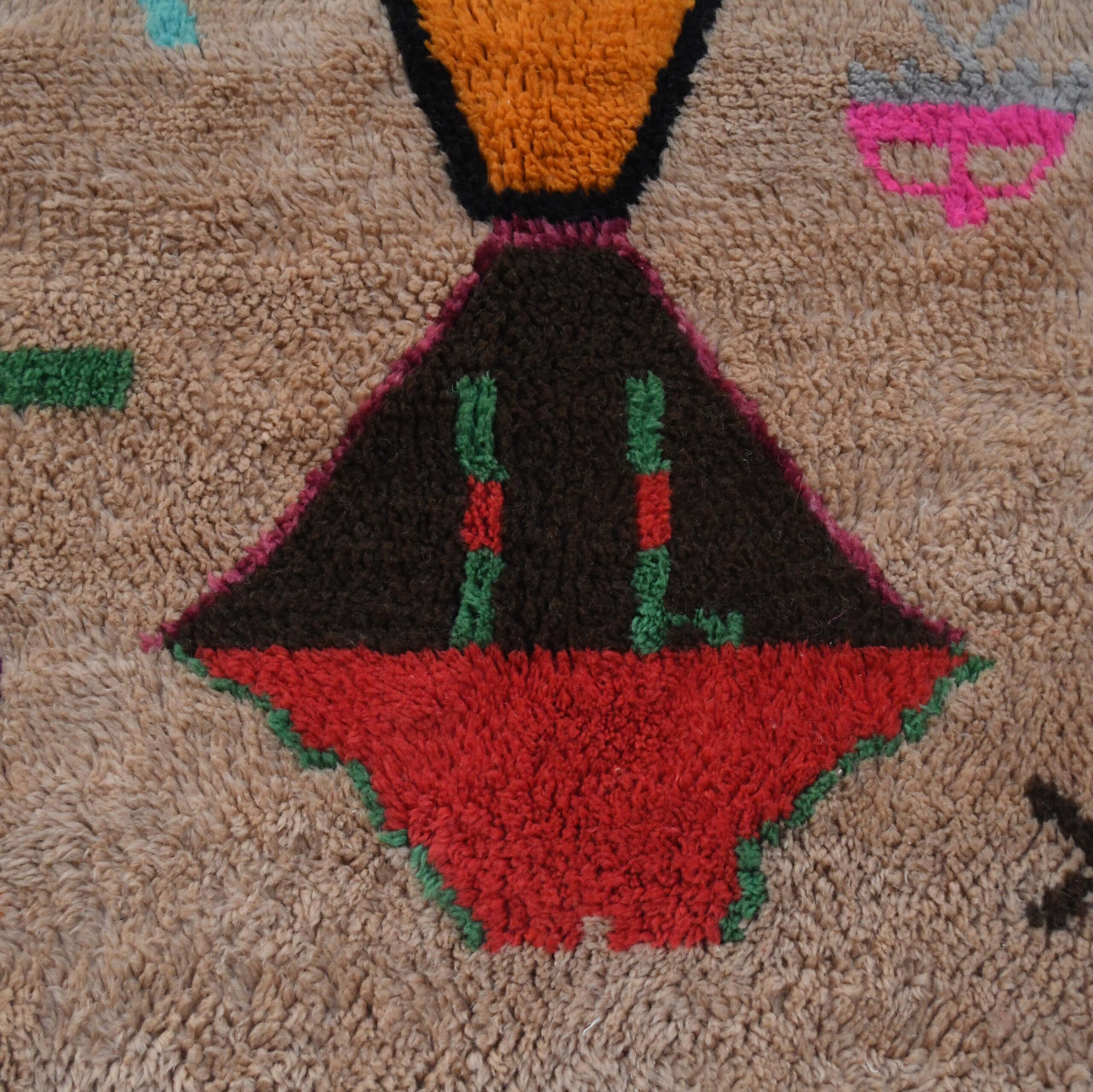 a rug with a bird on it. VIN312_CR-01_GR2-97_GR-11_OR-24_PN-35_PN-33_BL-09_BR-302_BR-32_BR-28_PR-19_GY_37_BK-39_03