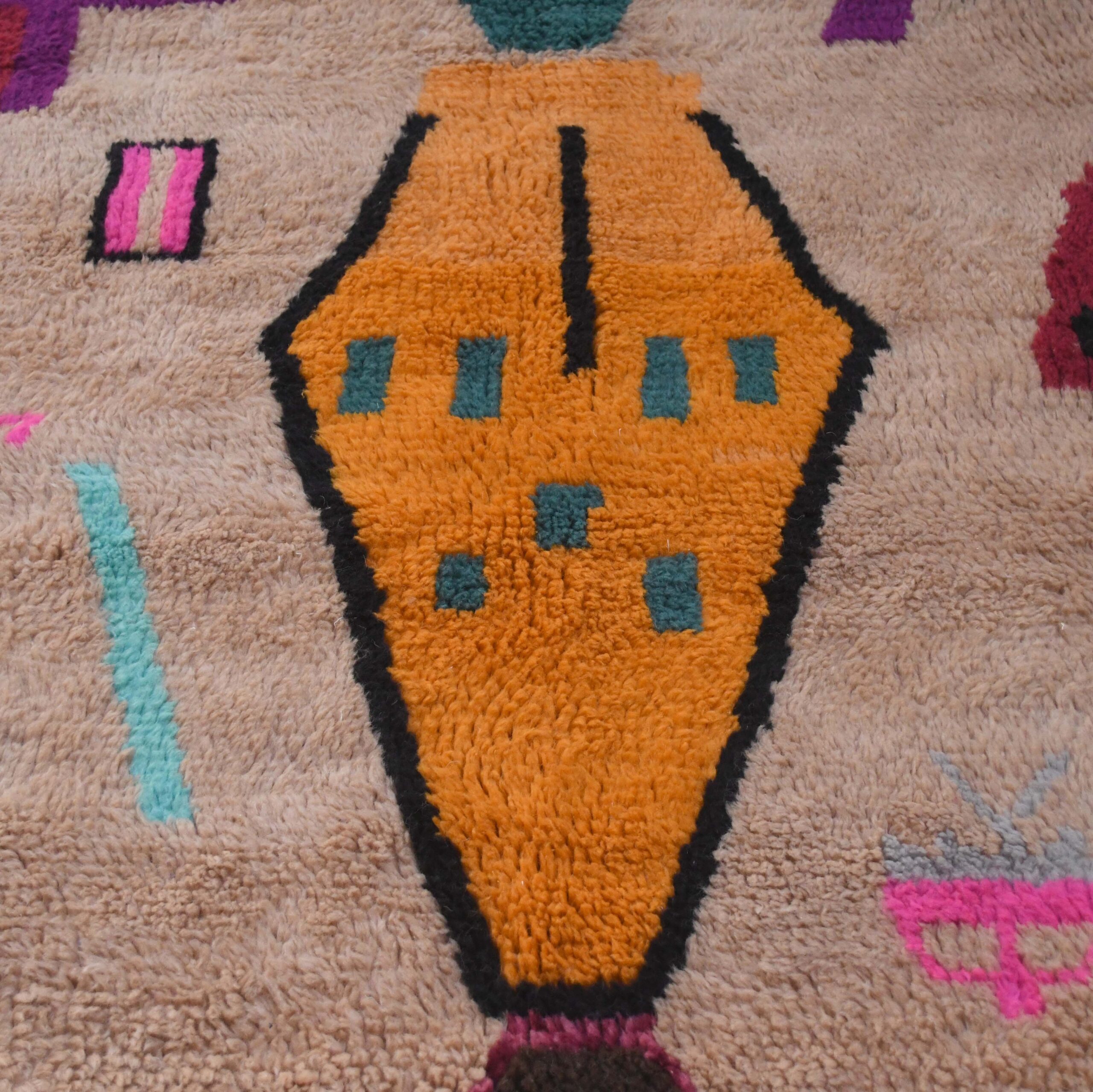 a rug with a pattern of a carrot. VIN312_CR-01_GR2-97_GR-11_OR-24_PN-35_PN-33_BL-09_BR-302_BR-32_BR-28_PR-19_GY_37_BK-39_04