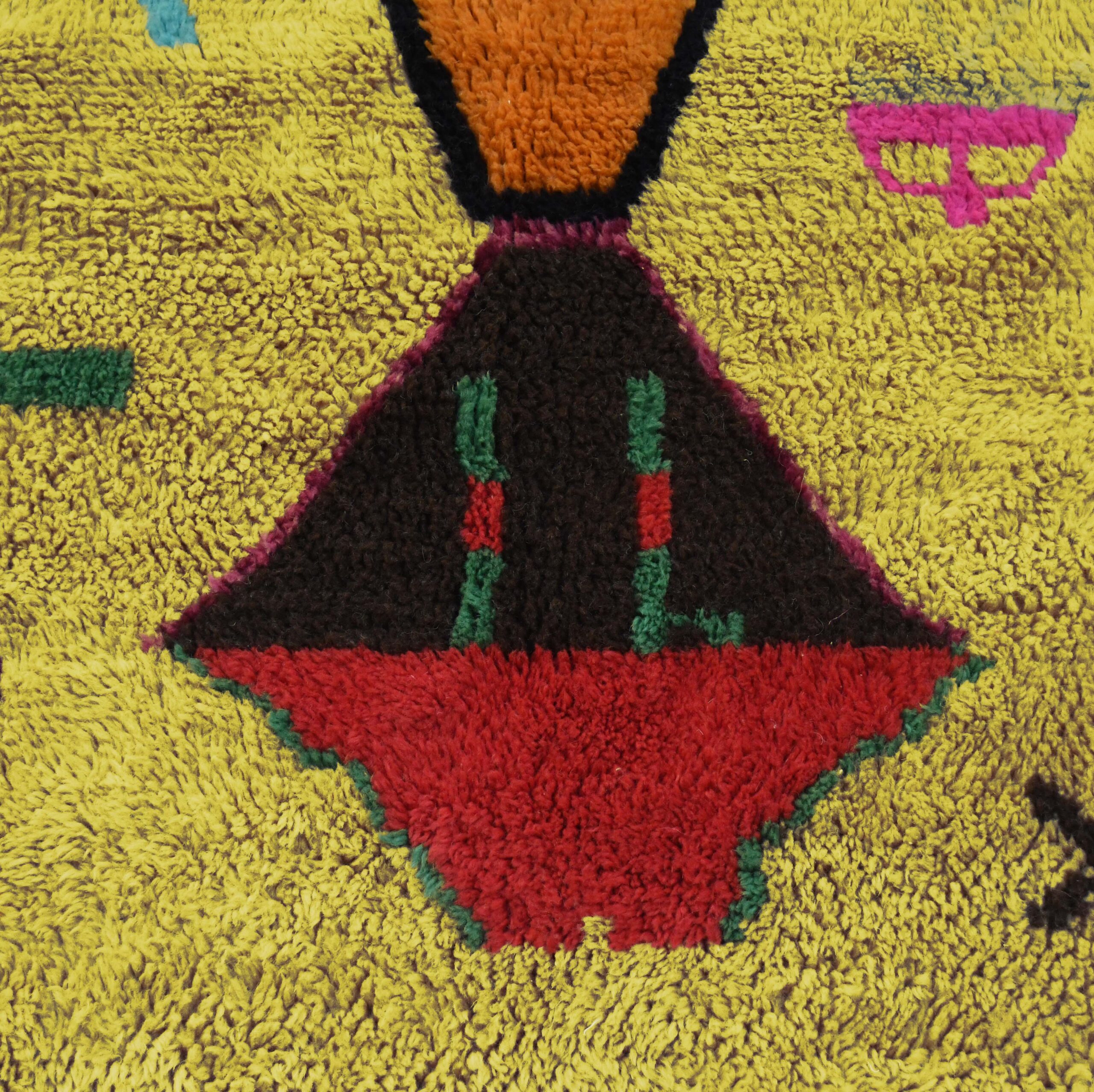 a colorful rug with a bird on it. VIN312_YL-15_GR2-97_GR-11_OR-24_PN-35_PN-33_BL-09_BR-302_BR-32_BR-28_PR-19_GY_37_BK-39_03