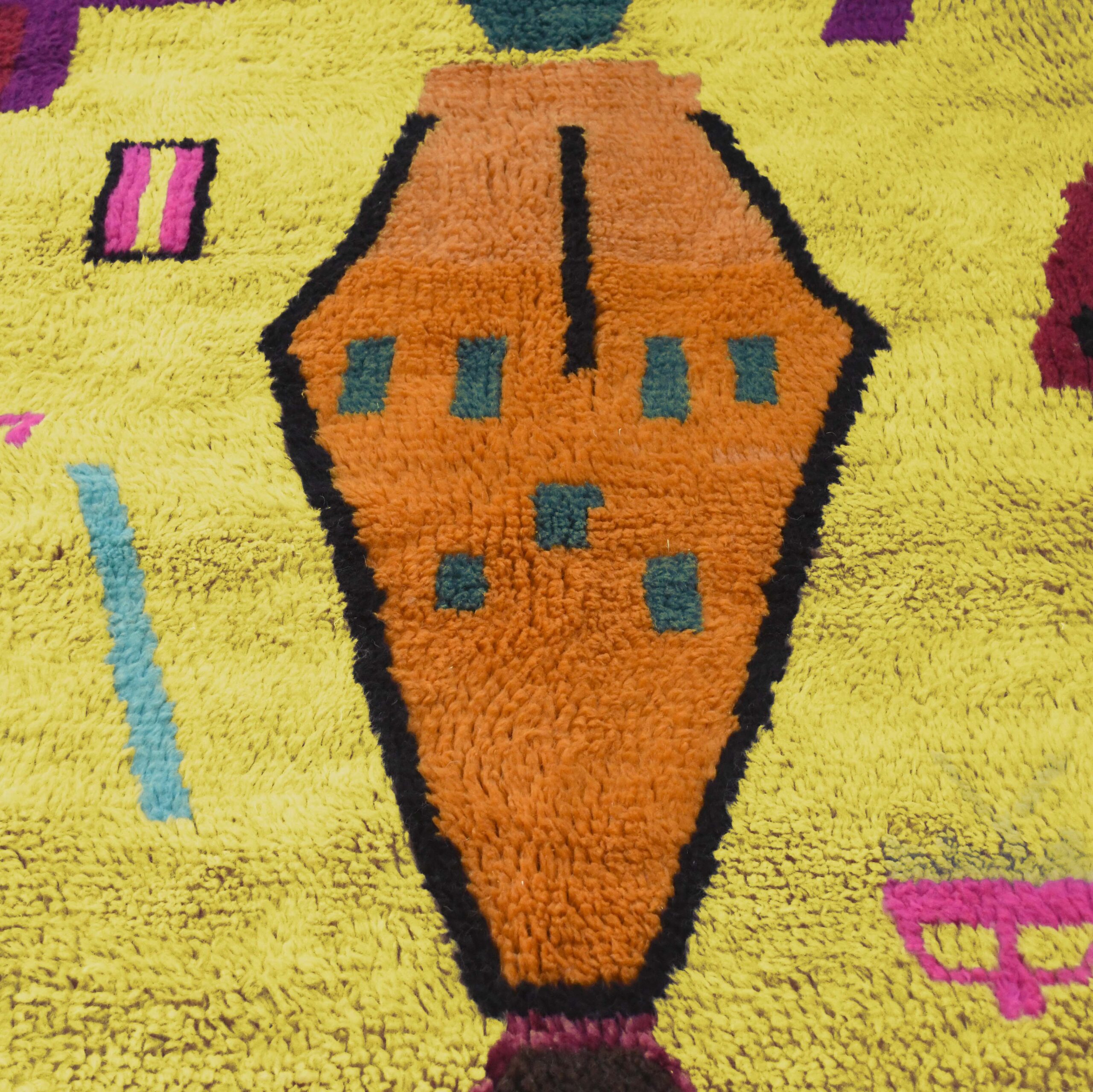 a rug with a design of a carrot. VIN312_YL-15_GR2-97_GR-11_OR-24_PN-35_PN-33_BL-09_BR-302_BR-32_BR-28_PR-19_GY_37_BK-39_04