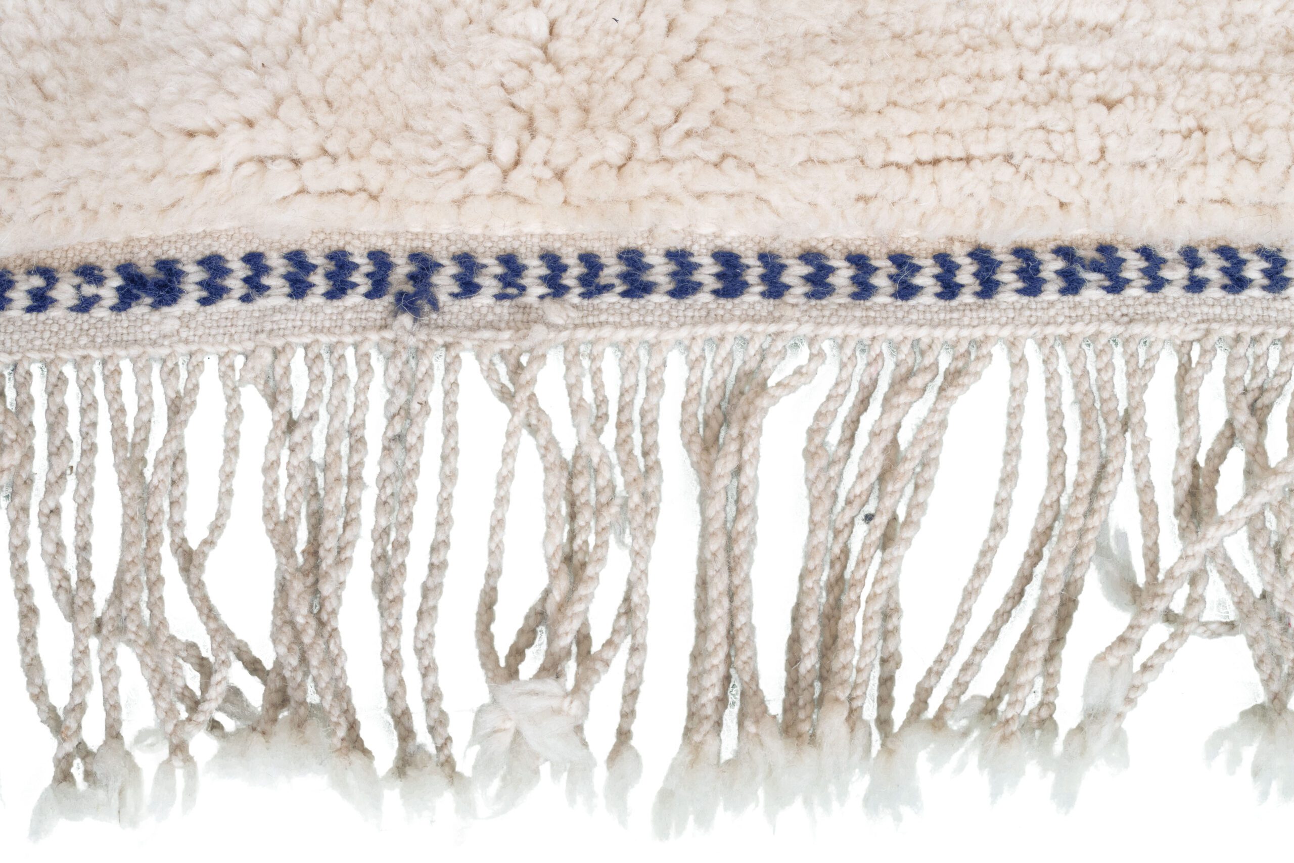 a white rug with blue and white fringes. VINA034-W-40_BL-01 (8)