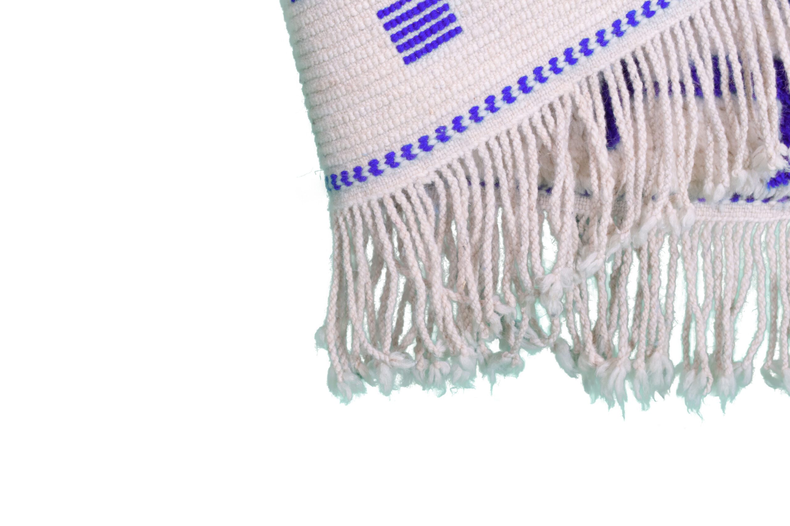 a white and blue moroccan rug with fringes. VINA073 W-40_PR-19 (10)
