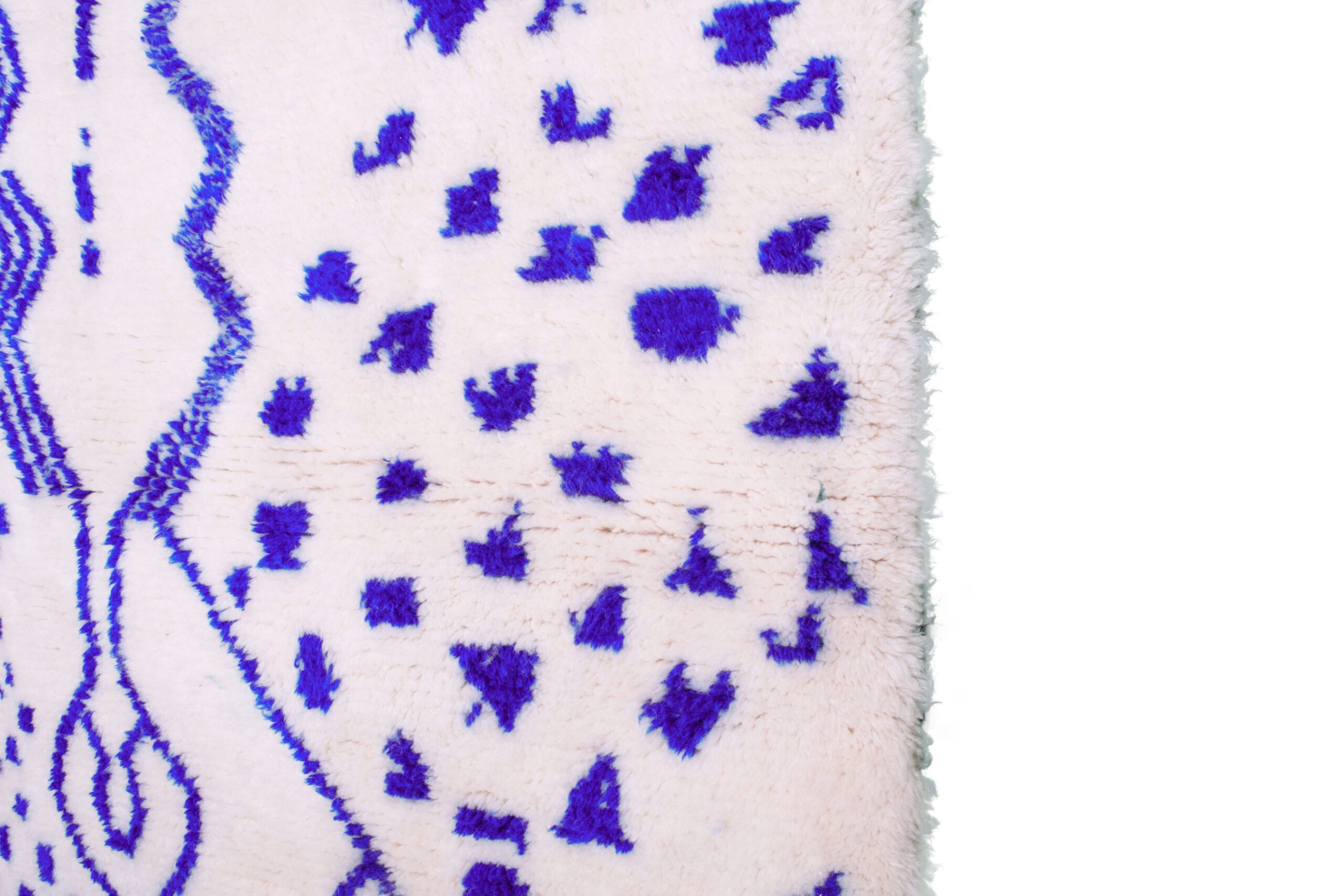 a white rug with blue and white designs. VINA073 W-40_PR-19 (4)