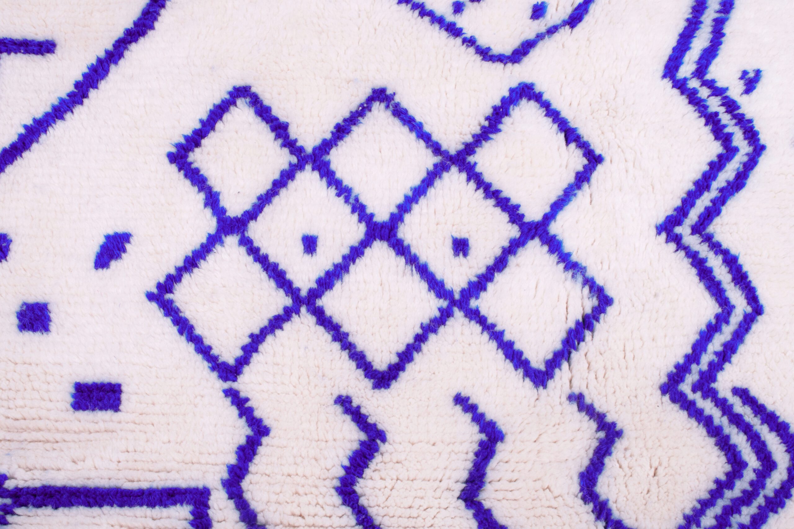 a white and blue rug with a pattern. VINA073 W-40_PR-19 (5)