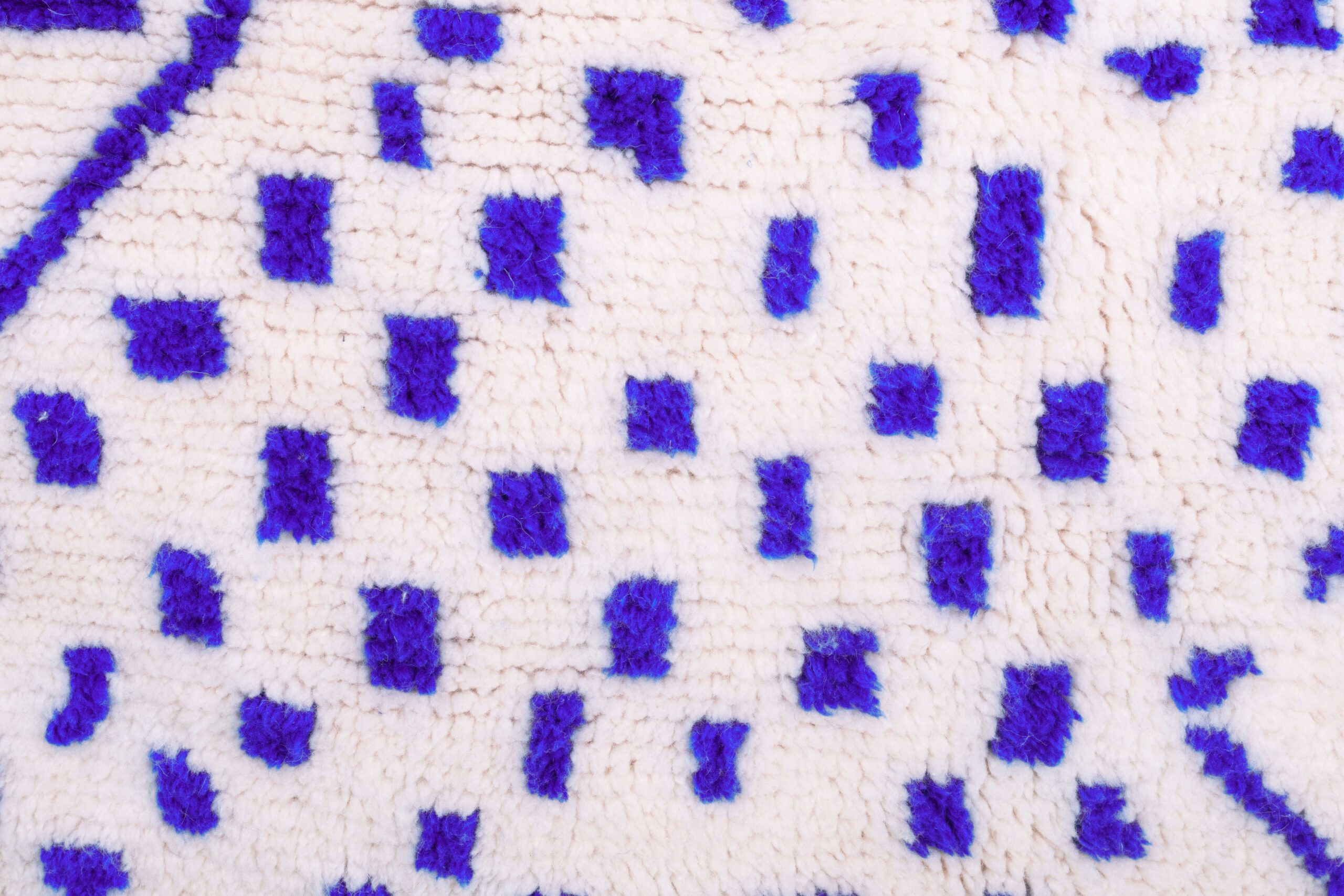 a white and blue moroccan rug with blue flowers. VINA073 W-40_PR-19 (7)