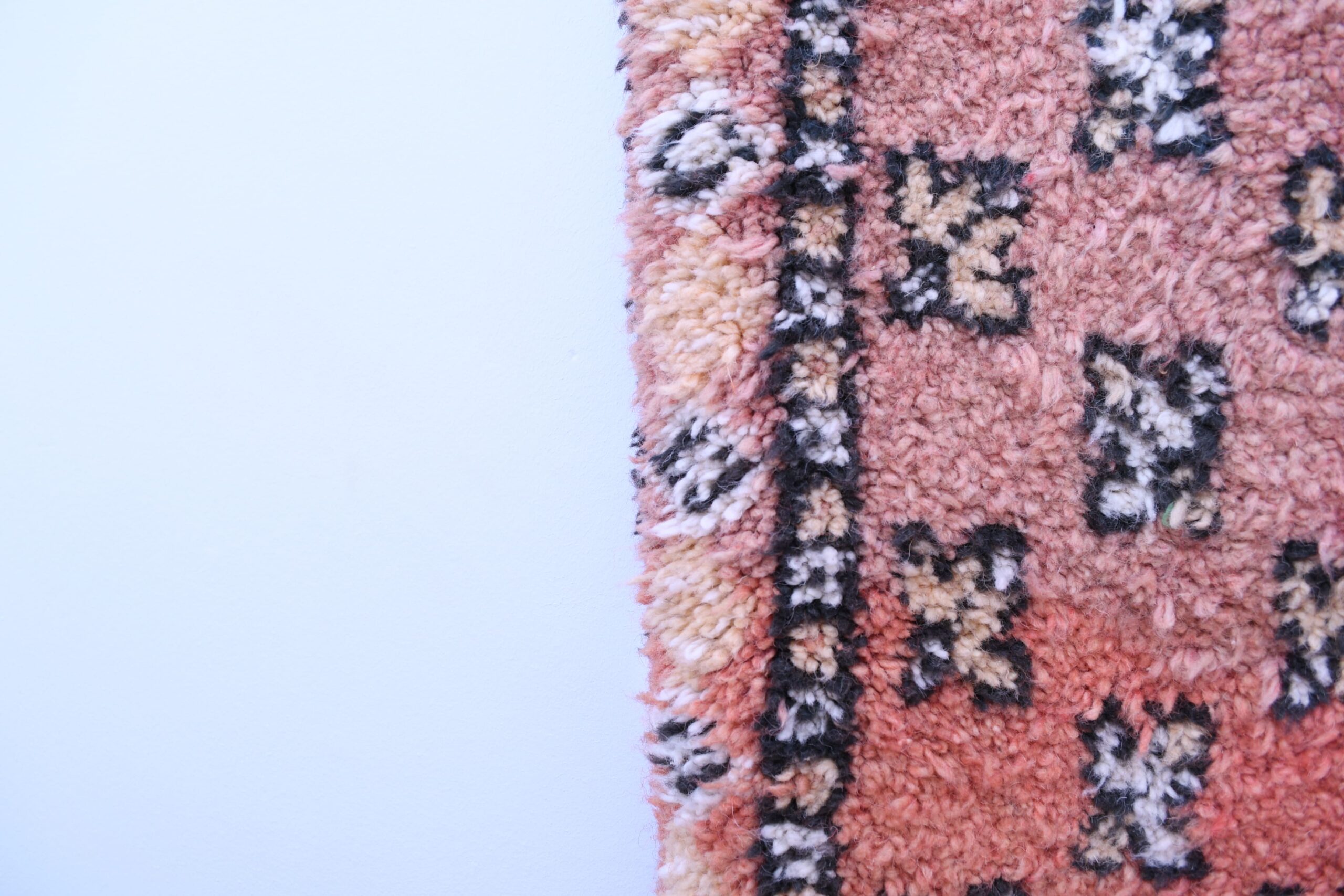 Authentic Moroccan Zemmour Wool Rug - Red, 106x180 cm, Handcrafted Beauty - 画像3