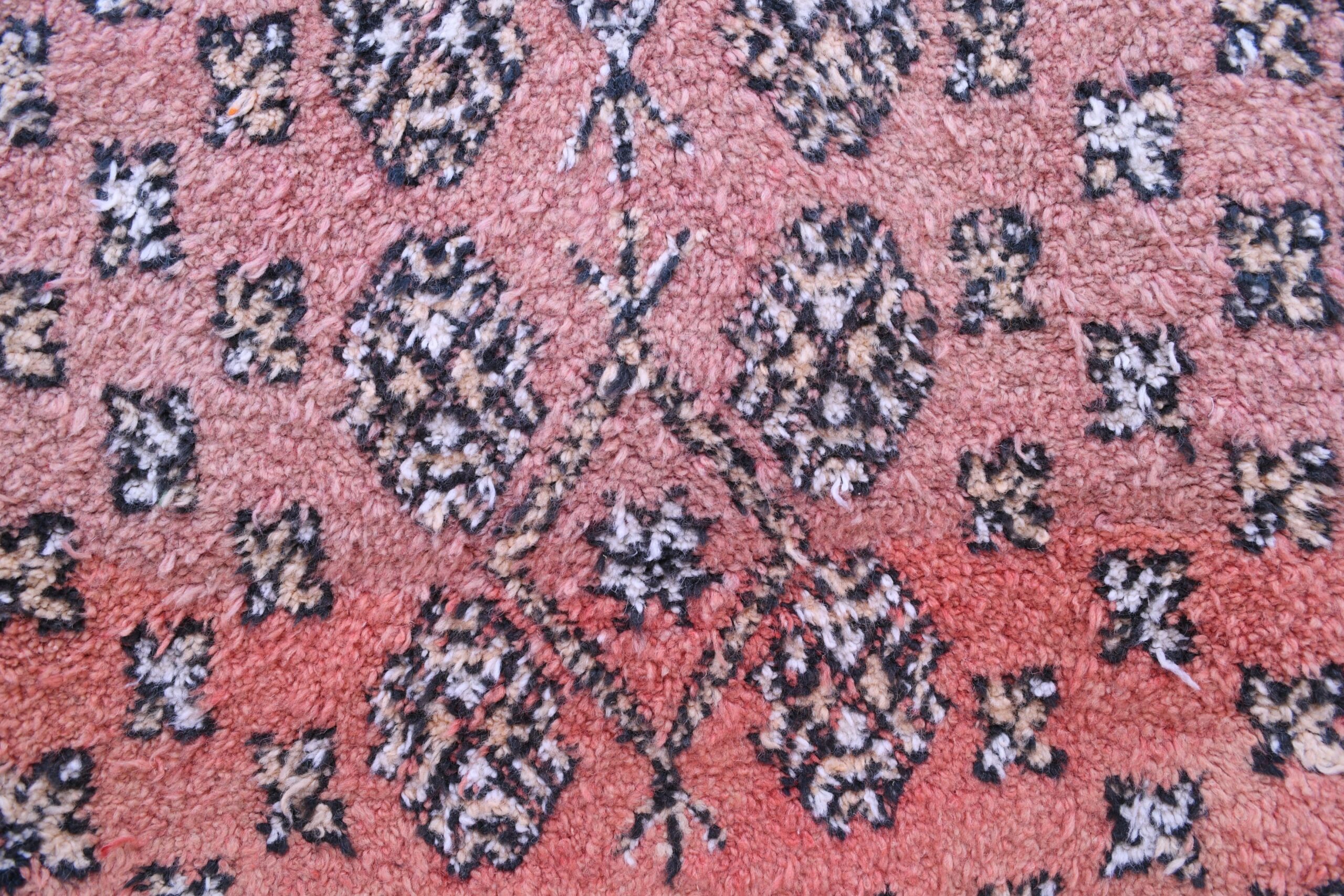 Authentic Moroccan Zemmour Wool Rug - Red, 106x180 cm, Handcrafted Beauty - 画像4