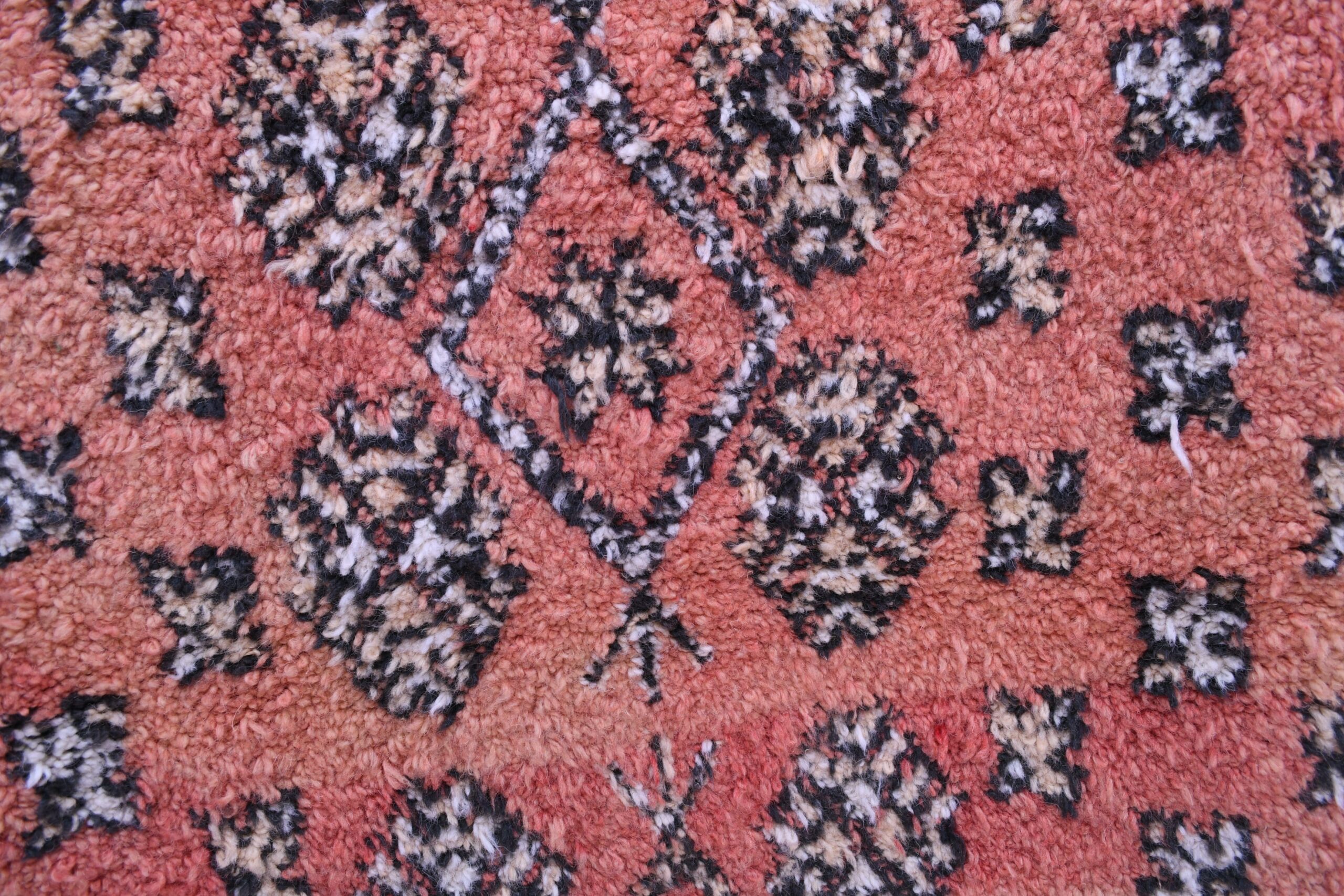 Authentic Moroccan Zemmour Wool Rug - Red, 106x180 cm, Handcrafted Beauty - 画像5