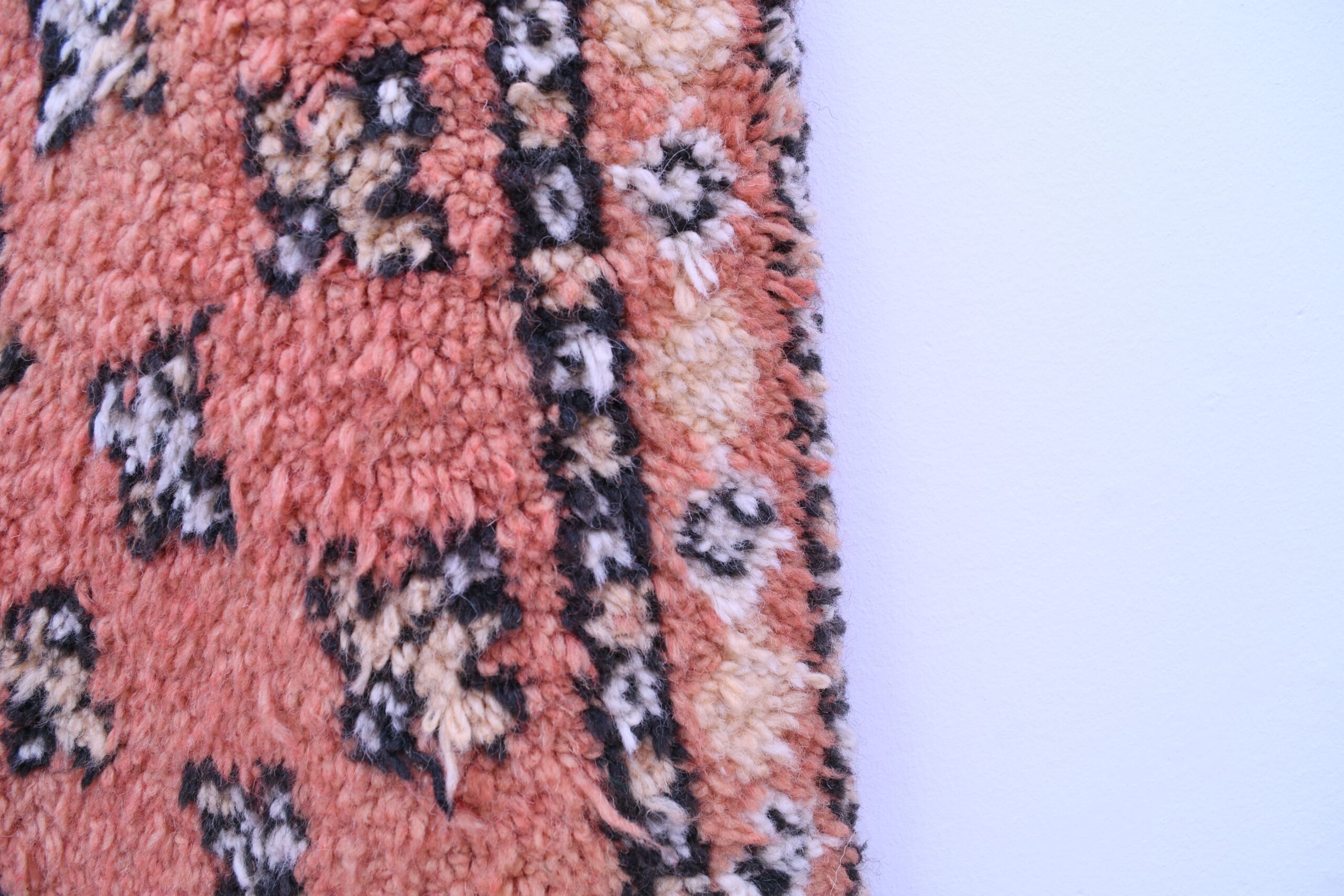 Authentic Moroccan Zemmour Wool Rug - Red, 106x180 cm, Handcrafted Beauty - 画像6