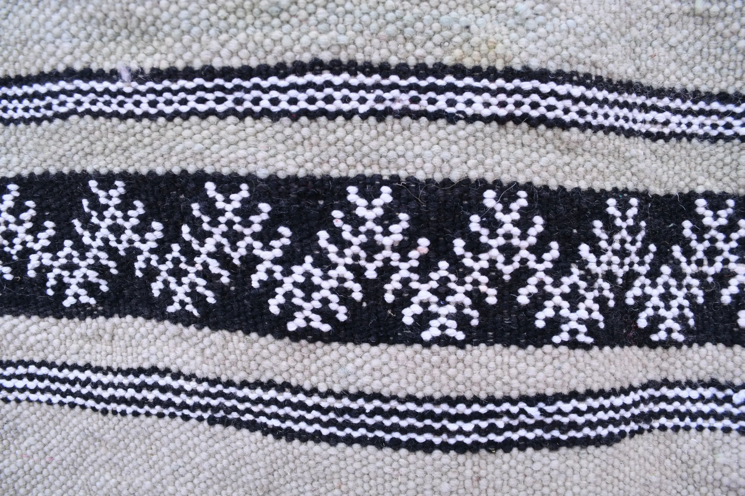 Handmade Moroccan Zemmour Wool Rug 206x290 cm - Unique Geometric Pattern — изображение 5