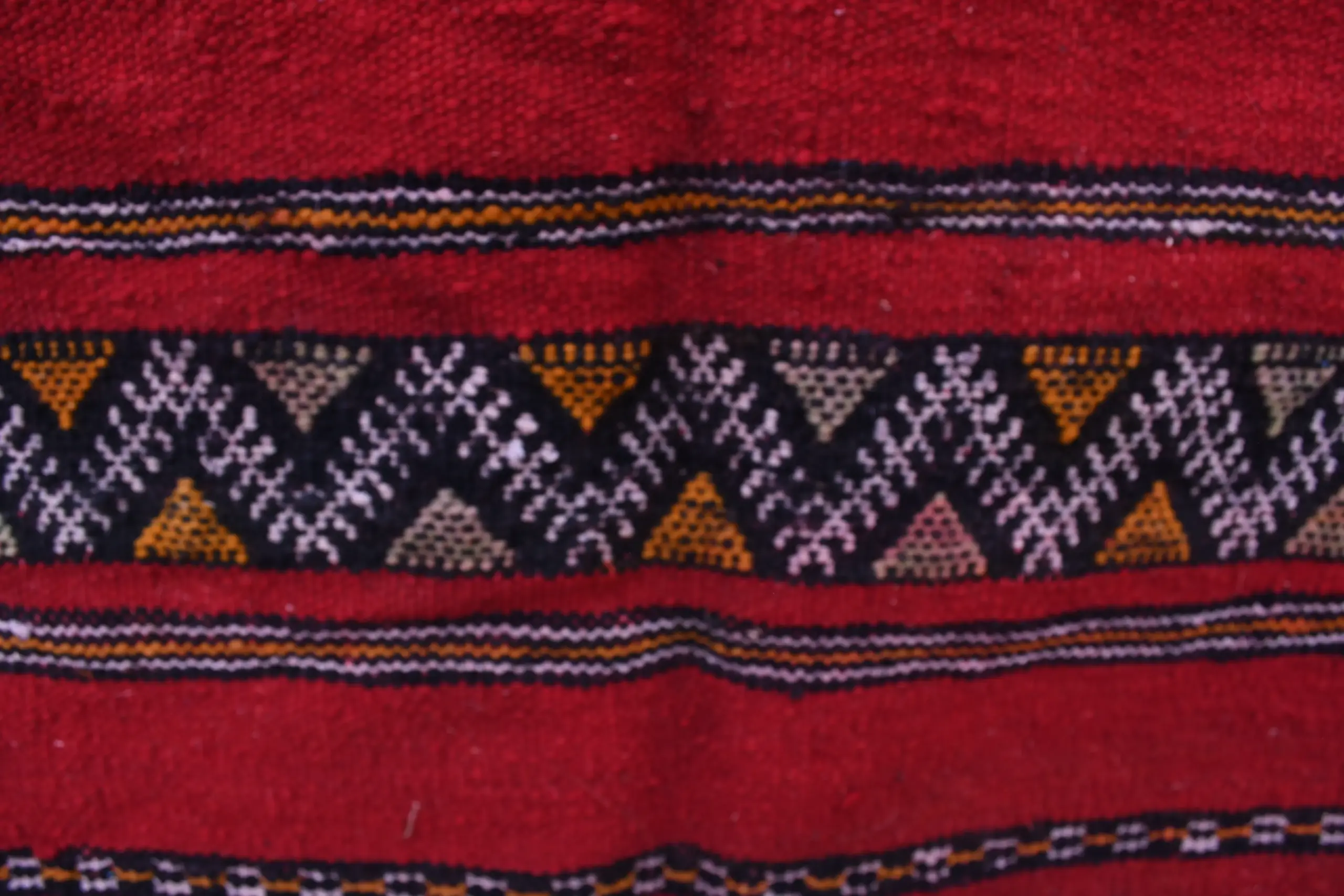 Handmade Zemmour Moroccan Wool Rug 211x323 cm - Bold Red Pattern - Image 5