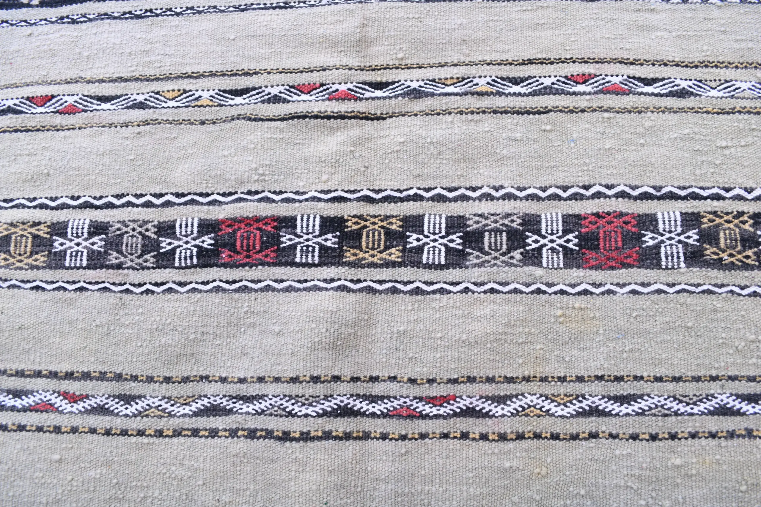 Authentic Zemmour Moroccan Wool Rug 204x305cm - Handwoven Artisan Craft - Image 4