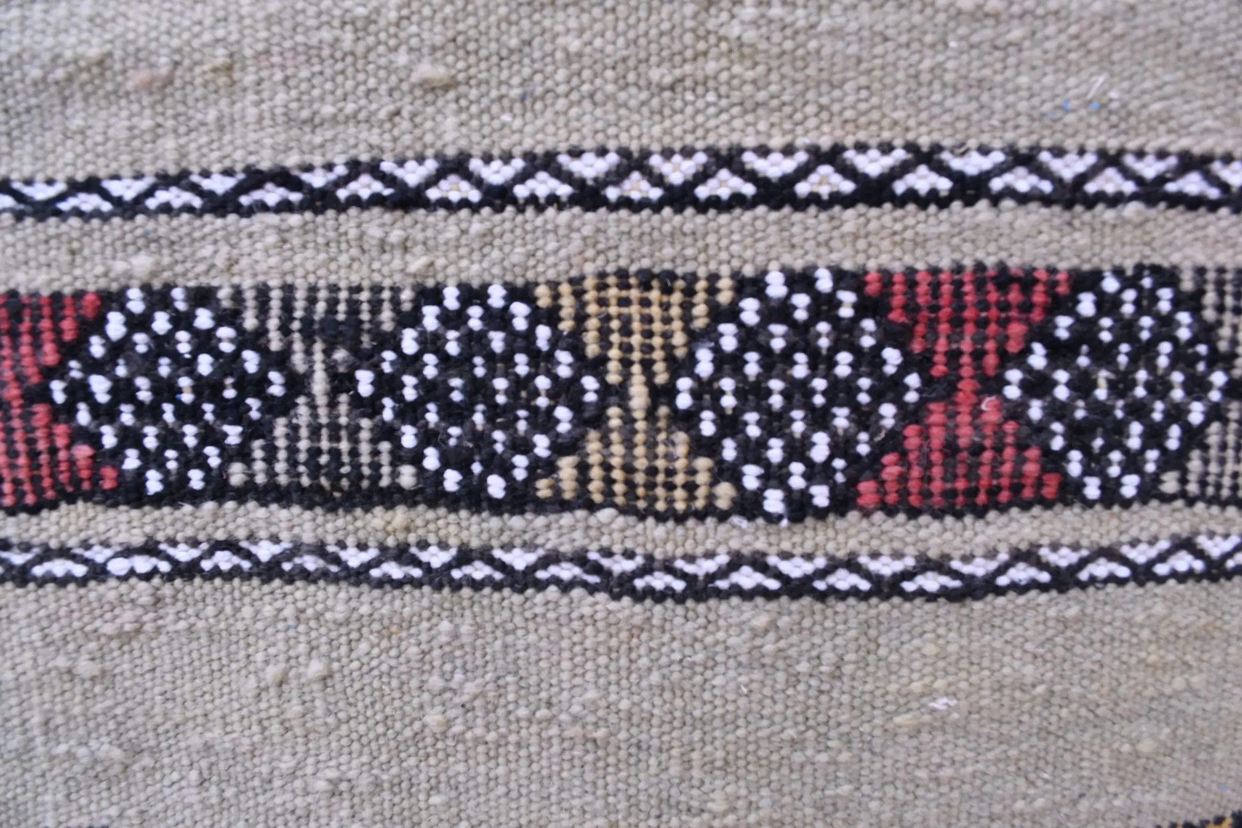 Authentic Zemmour Moroccan Wool Rug 204x305cm - Handwoven Artisan Craft - Image 6